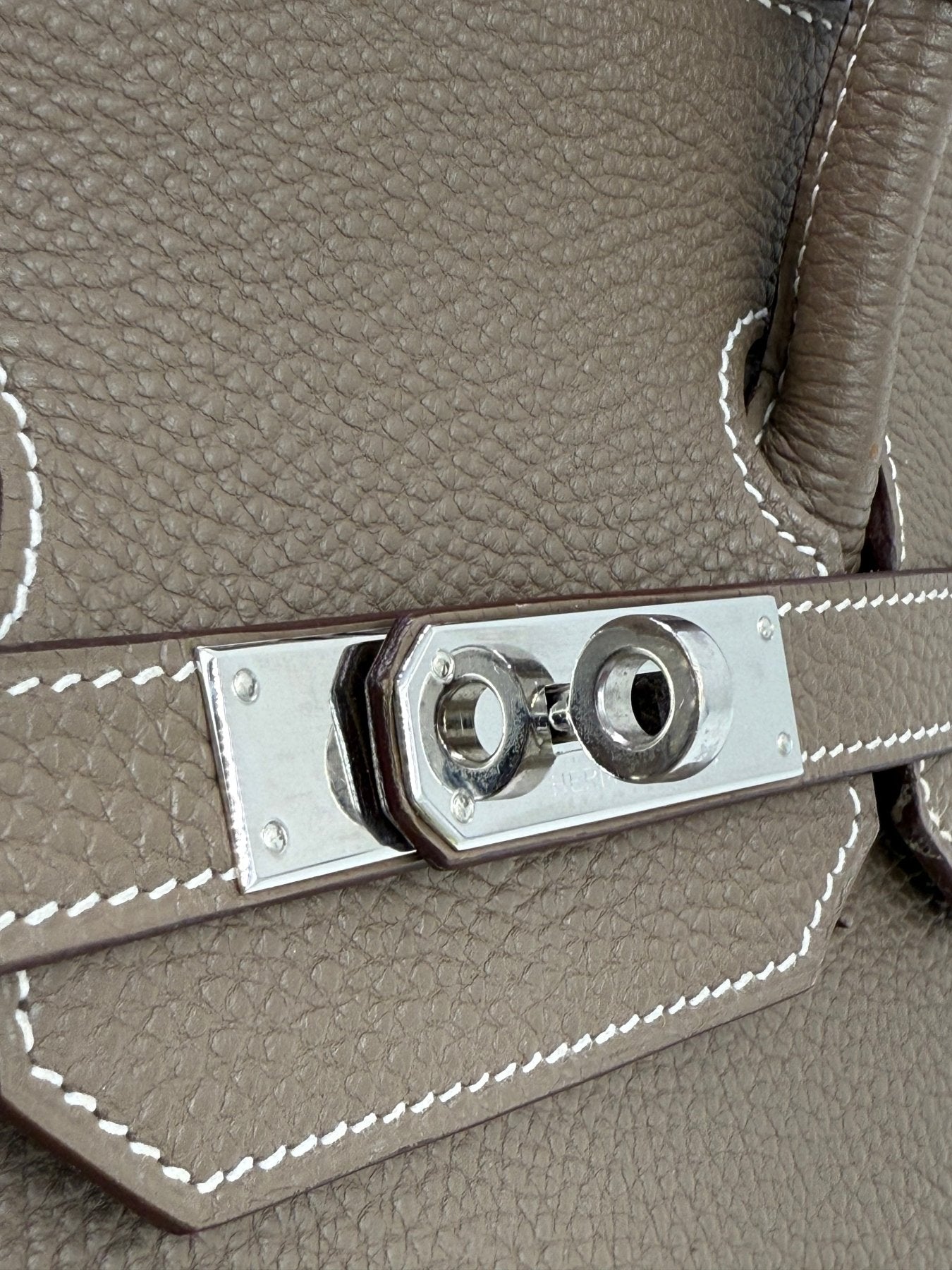 HERMÈS Birkin 35 Togo Etoupe PHW Nahaufnahme des silbernen Palladium-Verschlusses und strukturierten Leders.
