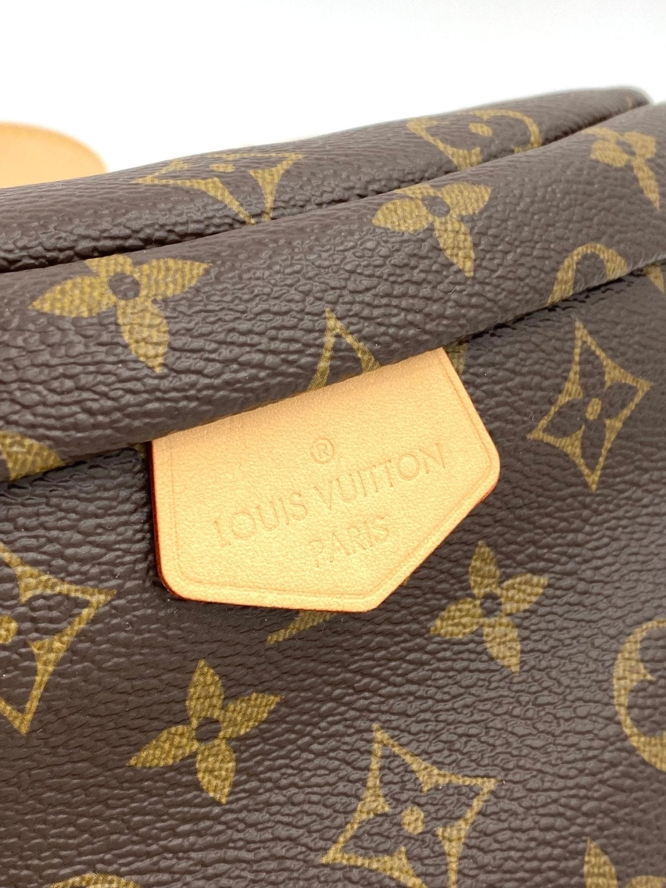 Louis Vuitton Bumbag Monogram Canvas Tasche in braun mit klassischem LV Monogram Muster und beigefarbenem Lederetikett