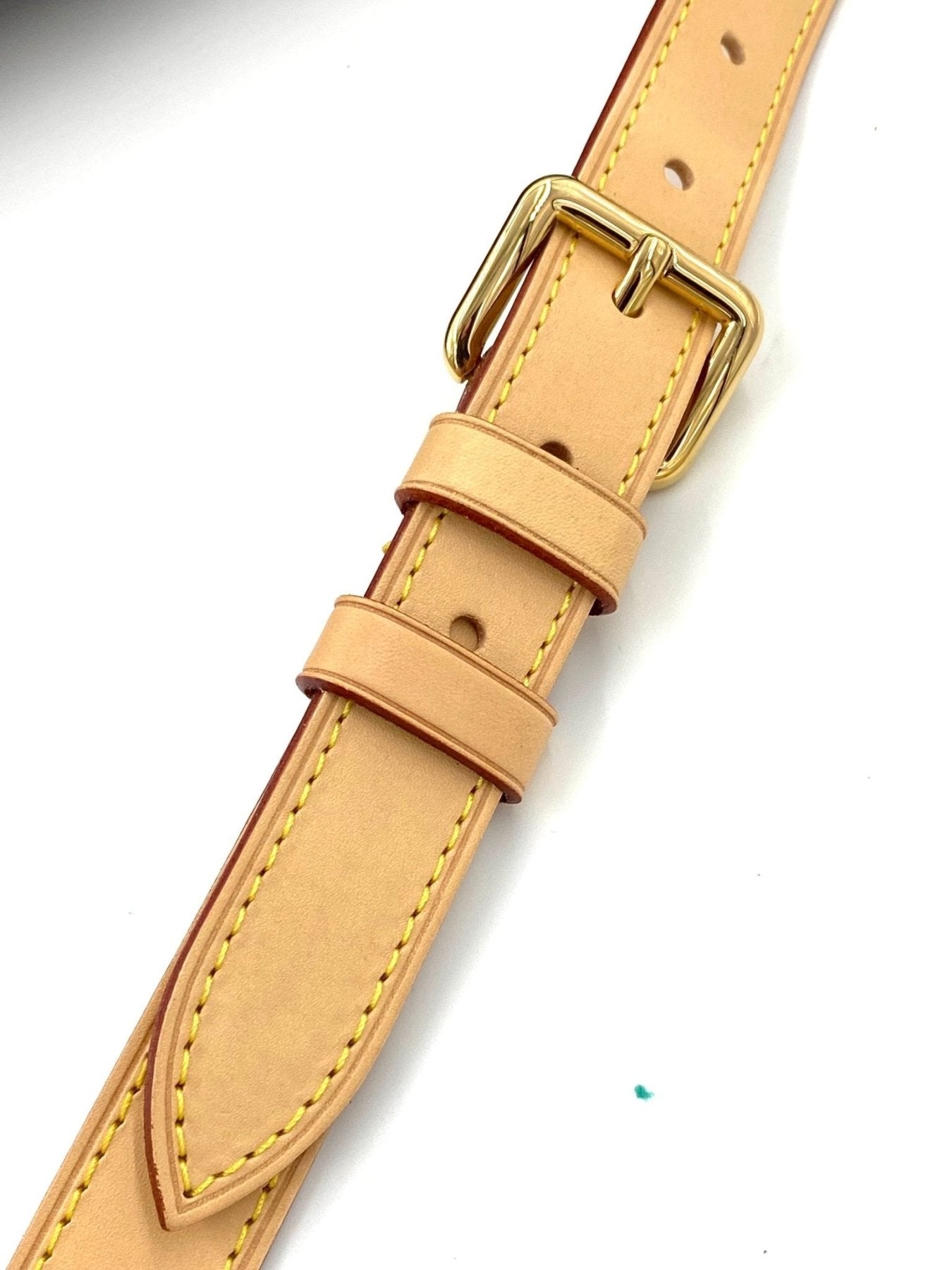 Verstellbarer Lederriemen der Louis Vuitton Bumbag mit goldener Schnalle, beige Farbe und Nahtdetails