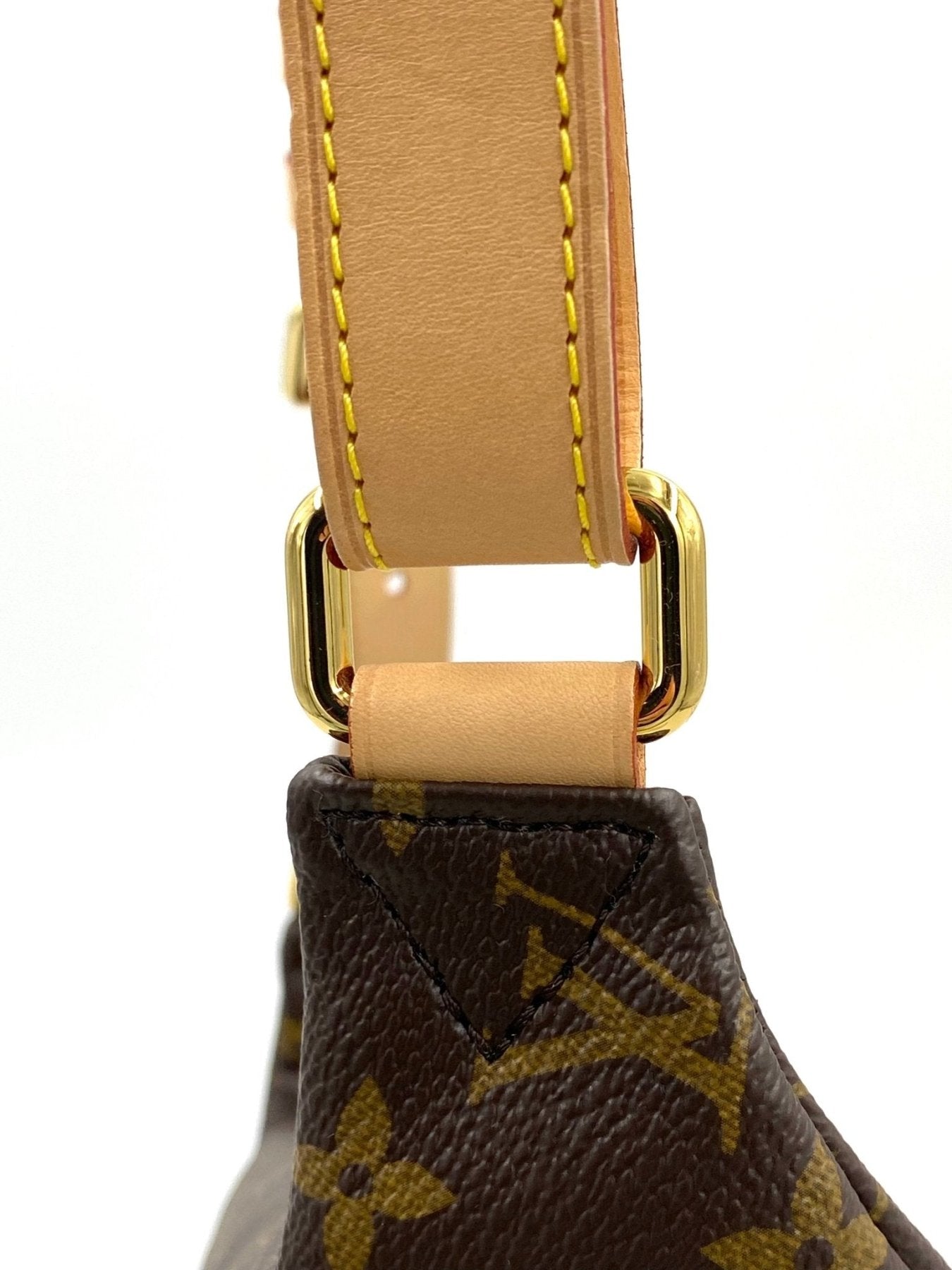 Louis Vuitton Bumbag Monogram Canvas Nahaufnahme des Gurts mit charakteristischem Monogram-Muster und goldfarbenen Details