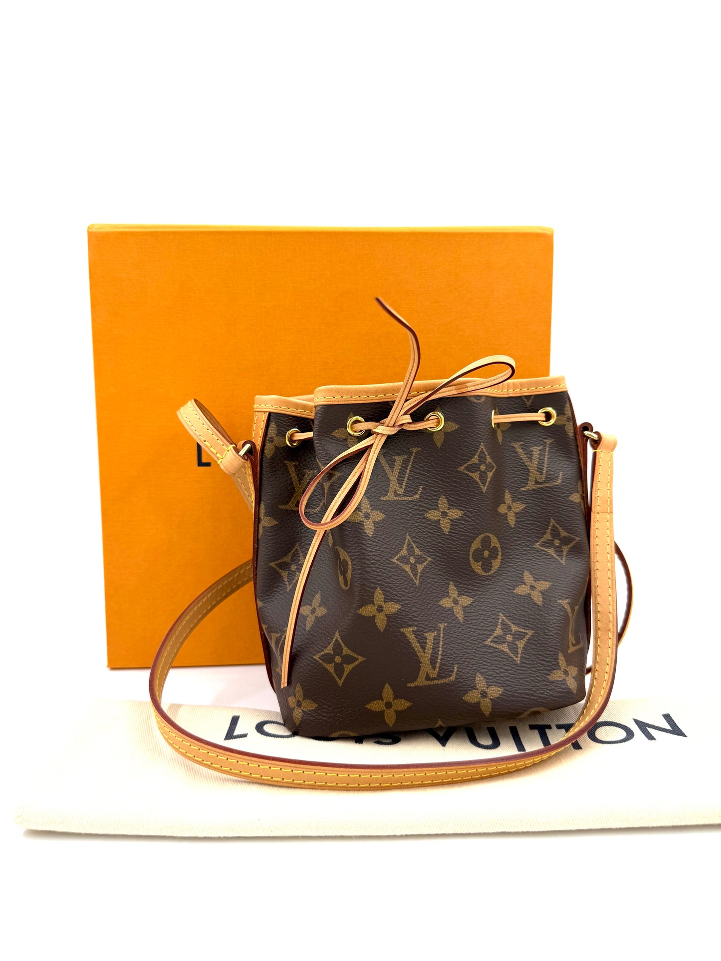 Louis Vuitton Nano Noe Monogram Canvas Beuteltasche mit klassischem Muster und Lederriemen vor orangefarbener Box
