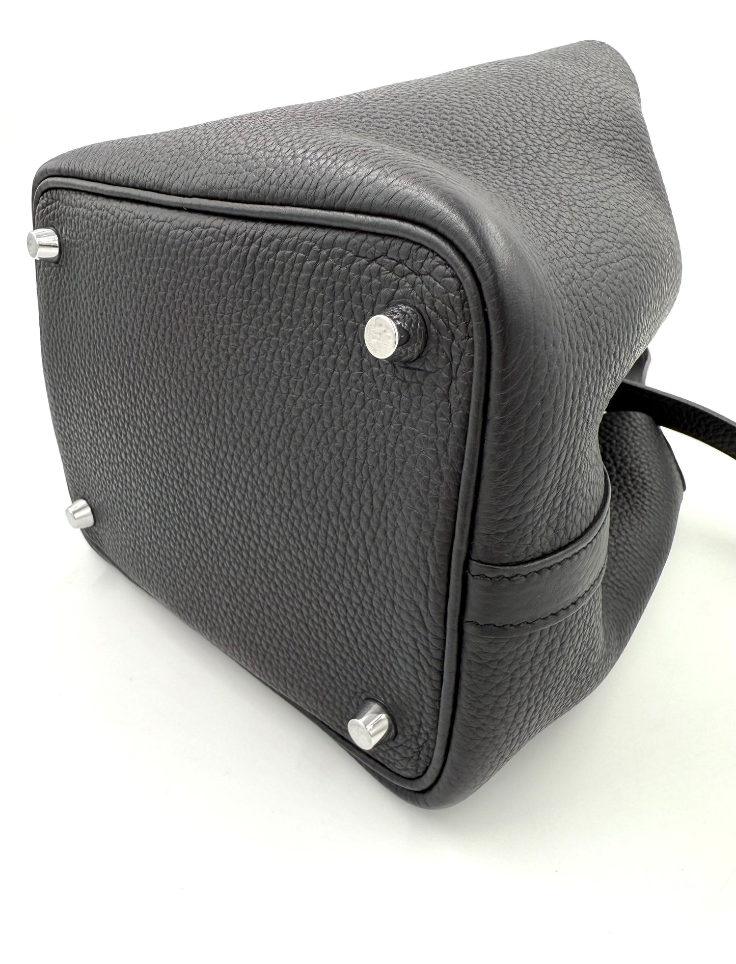 HERMÈS Picotin 18 schwarz PHW aus Taurillon Clemence Leder mit Palladium Schloß und neuwertigem Zustand.