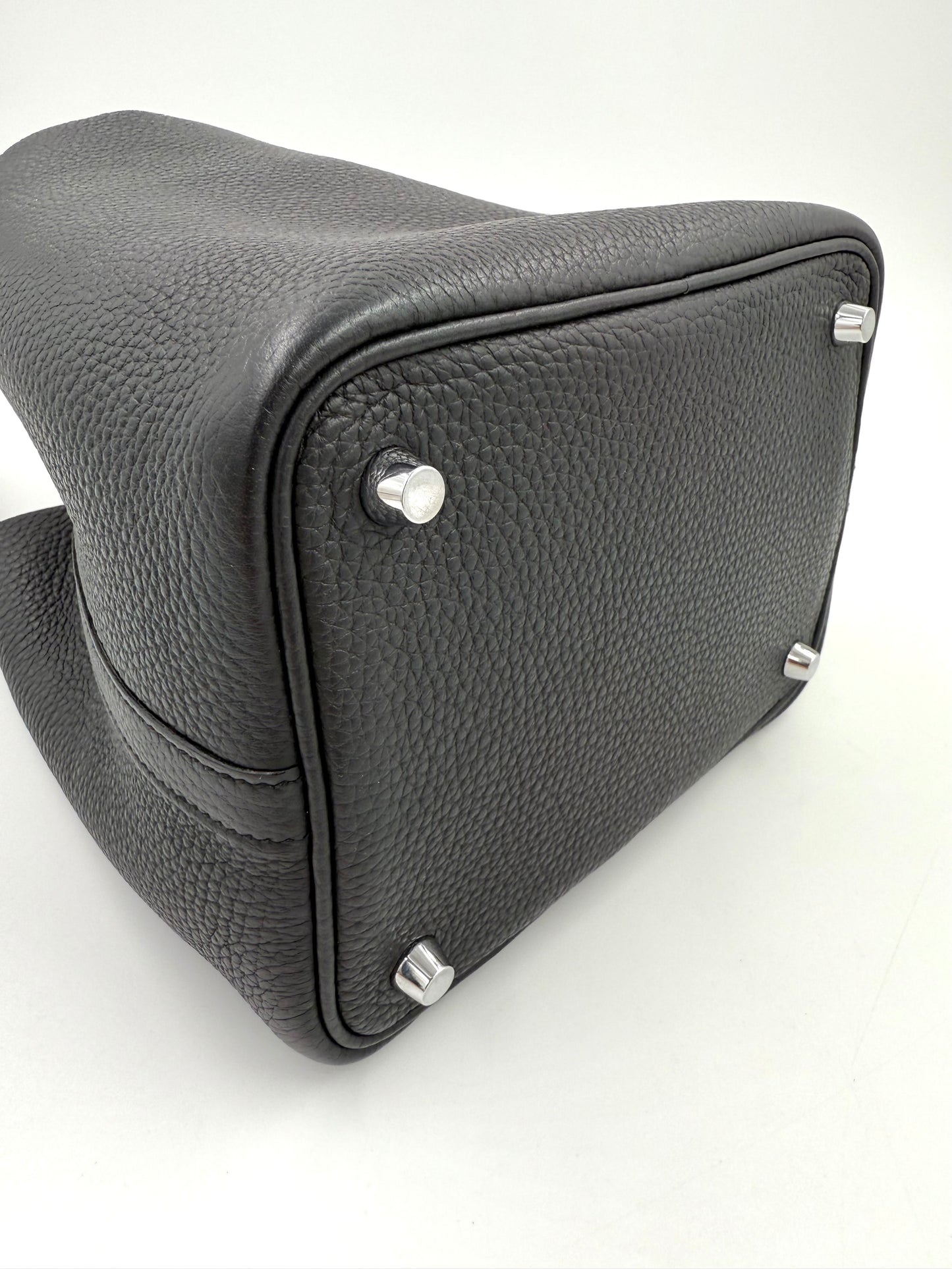 HERMÈS Picotin 18 schwarz PHW aus Taurillon Clemence Leder mit Palladium-Füßen und feiner Struktur, neuwertig.