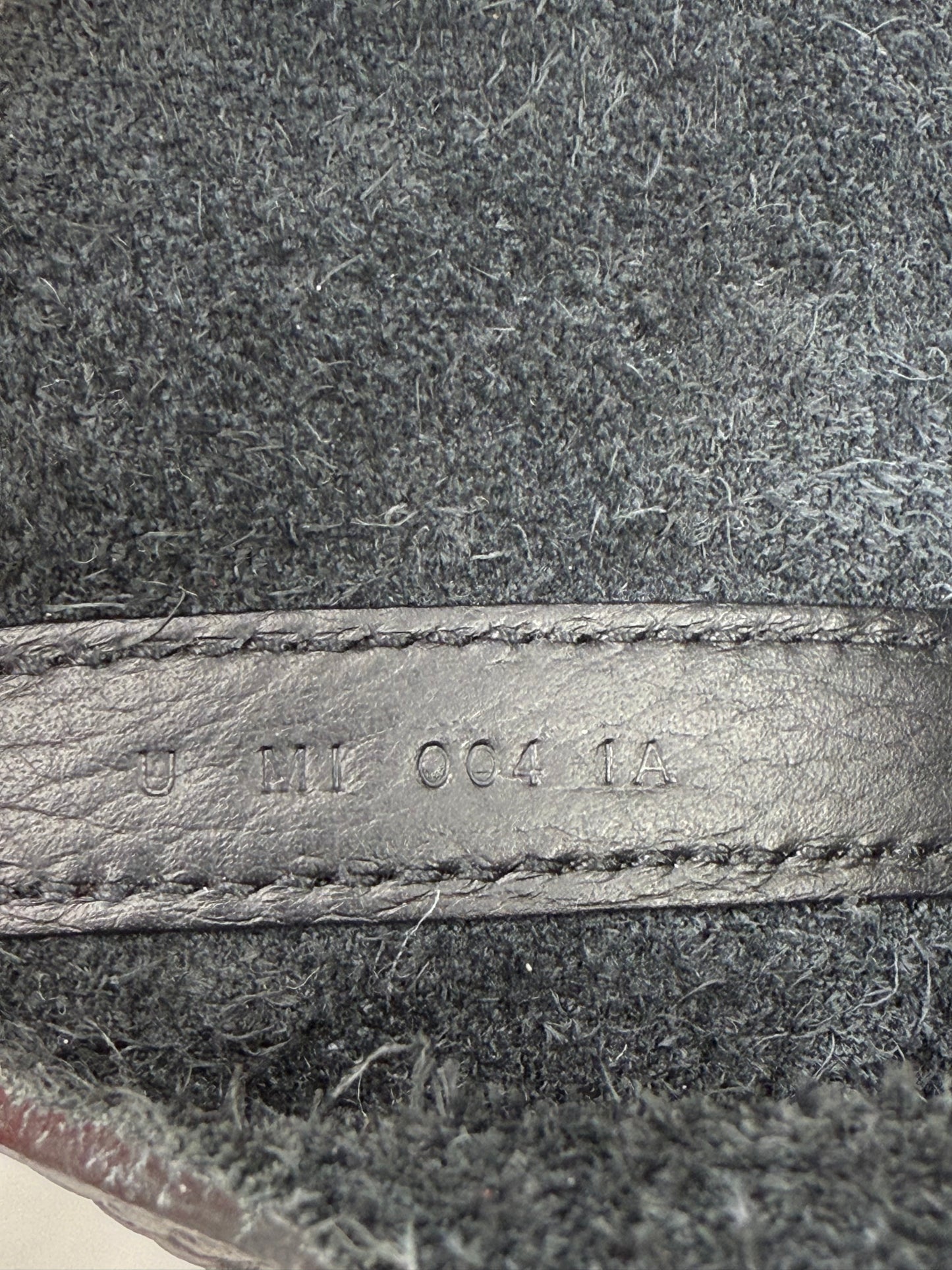 HERMÈS Picotin 18 schwarz PHW Detailaufnahme des schwarzen Innenlederstempels und -futters der Tasche