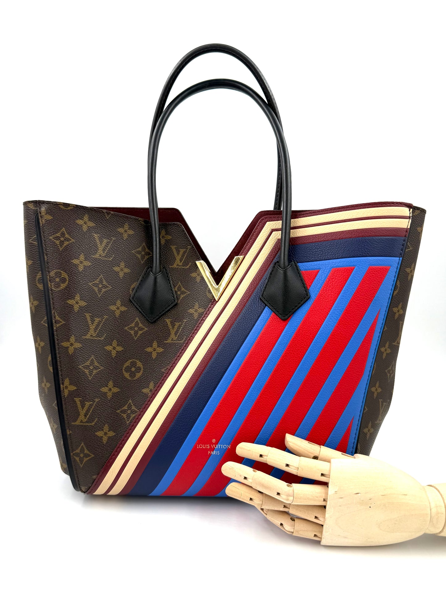 LOUIS VUITTON Kimono MM Monogram Canvas mit braunem Monogramm und bunten Streifen, schwarze Lederhenkel, elegant.