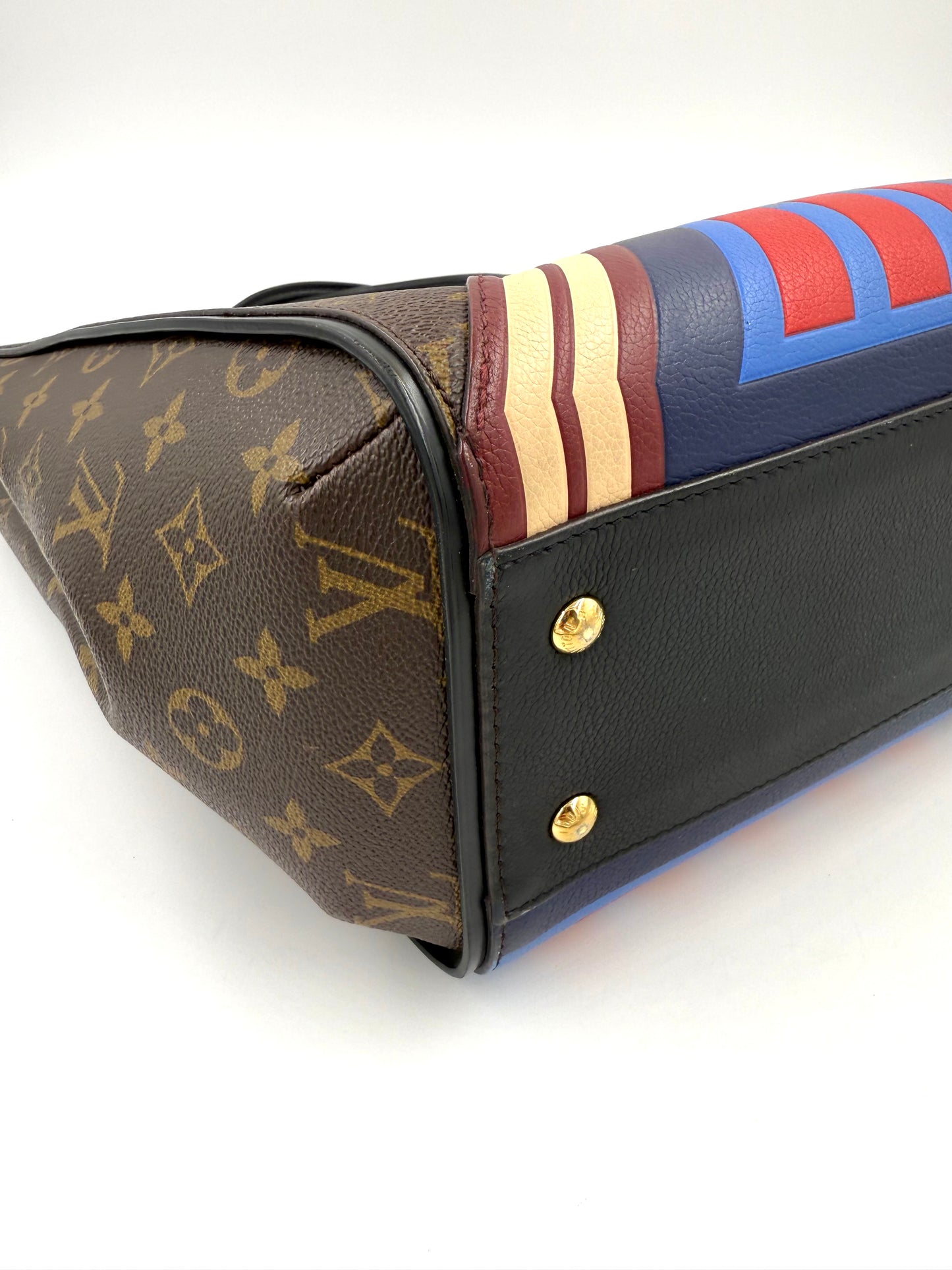 LOUIS VUITTON Kimono MM Monogram Canvas Tasche mit farbigen Streifen und schwarzem Lederhenkel, neuwertig, Detailansicht.
