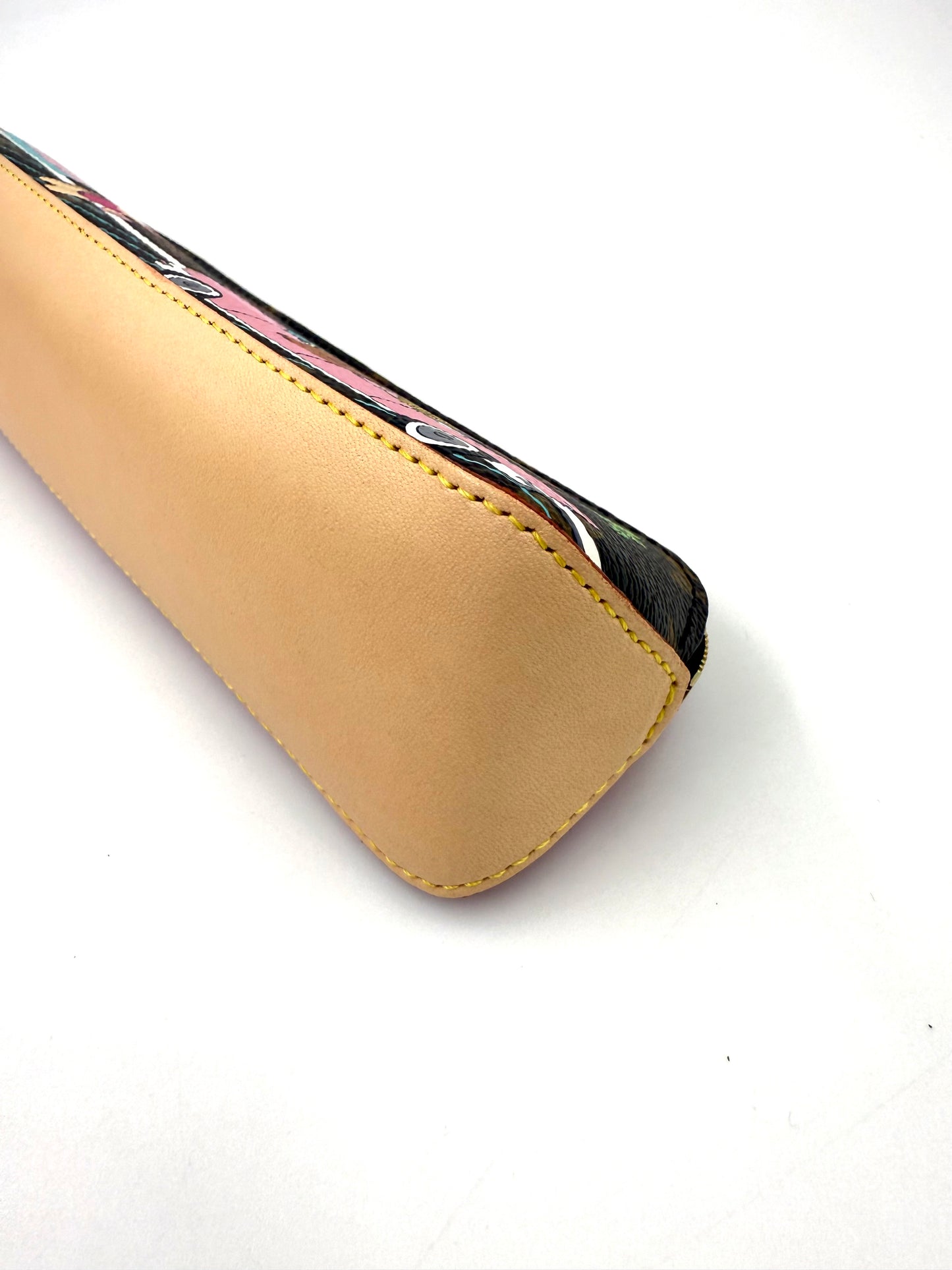 LOUIS VUITTON Charlotte Stiftetui Vivienne, neuwertiges Canvas-Etui mit sauberem, hellem Lederboden und glänzenden Metallbeschlägen.