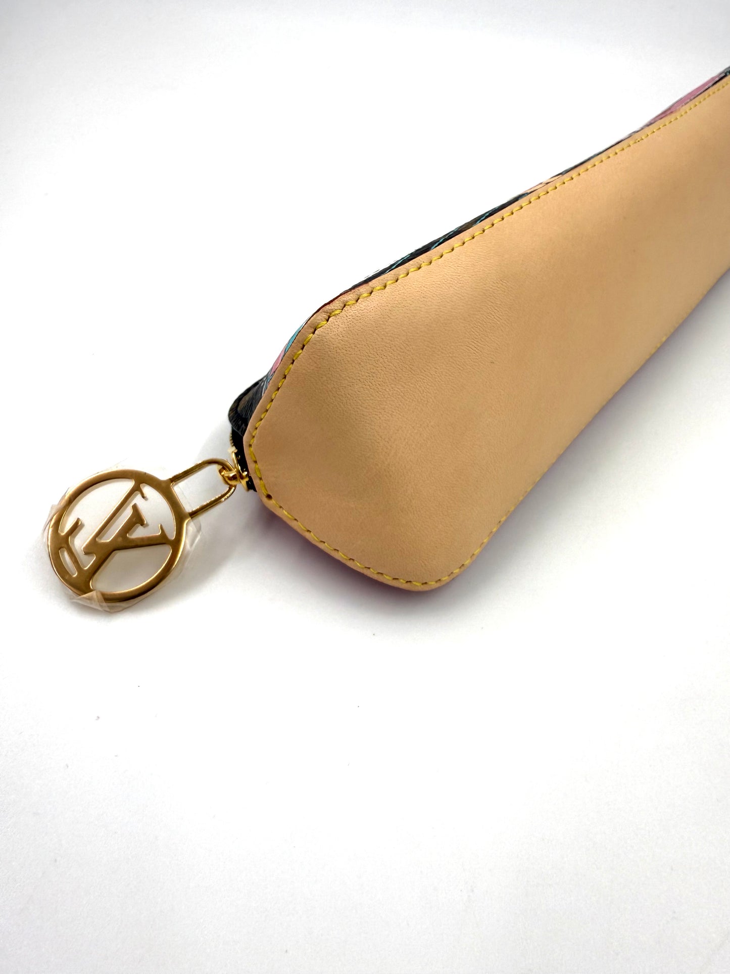 LOUIS VUITTON Charlotte Stiftetui Vivienne mit beigefarbenem Leder und goldenem LV-Reißverschlussanhänger, neuwertig.