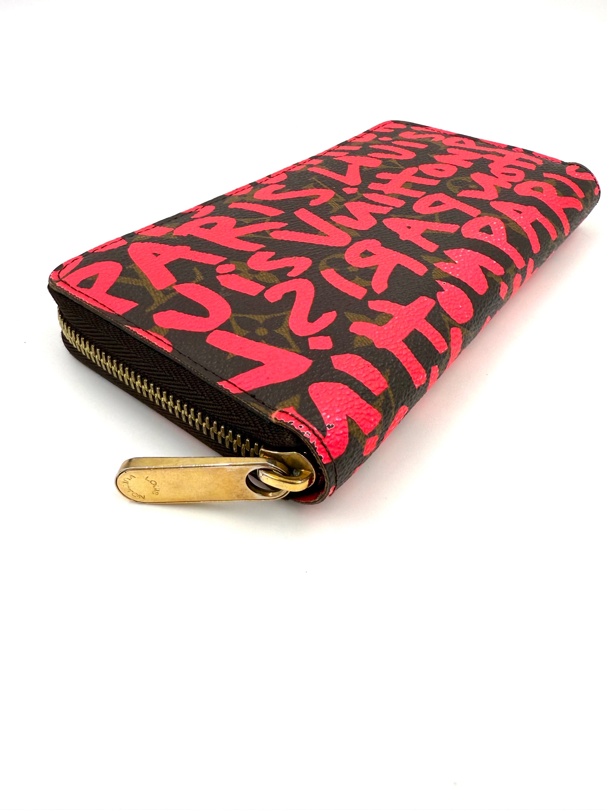 LOUIS VUITTON Zippy Grafitti x Stephen Sprouse Portemonnaie mit rotem Graffiti auf Monogram Canvas und Reißverschluss.