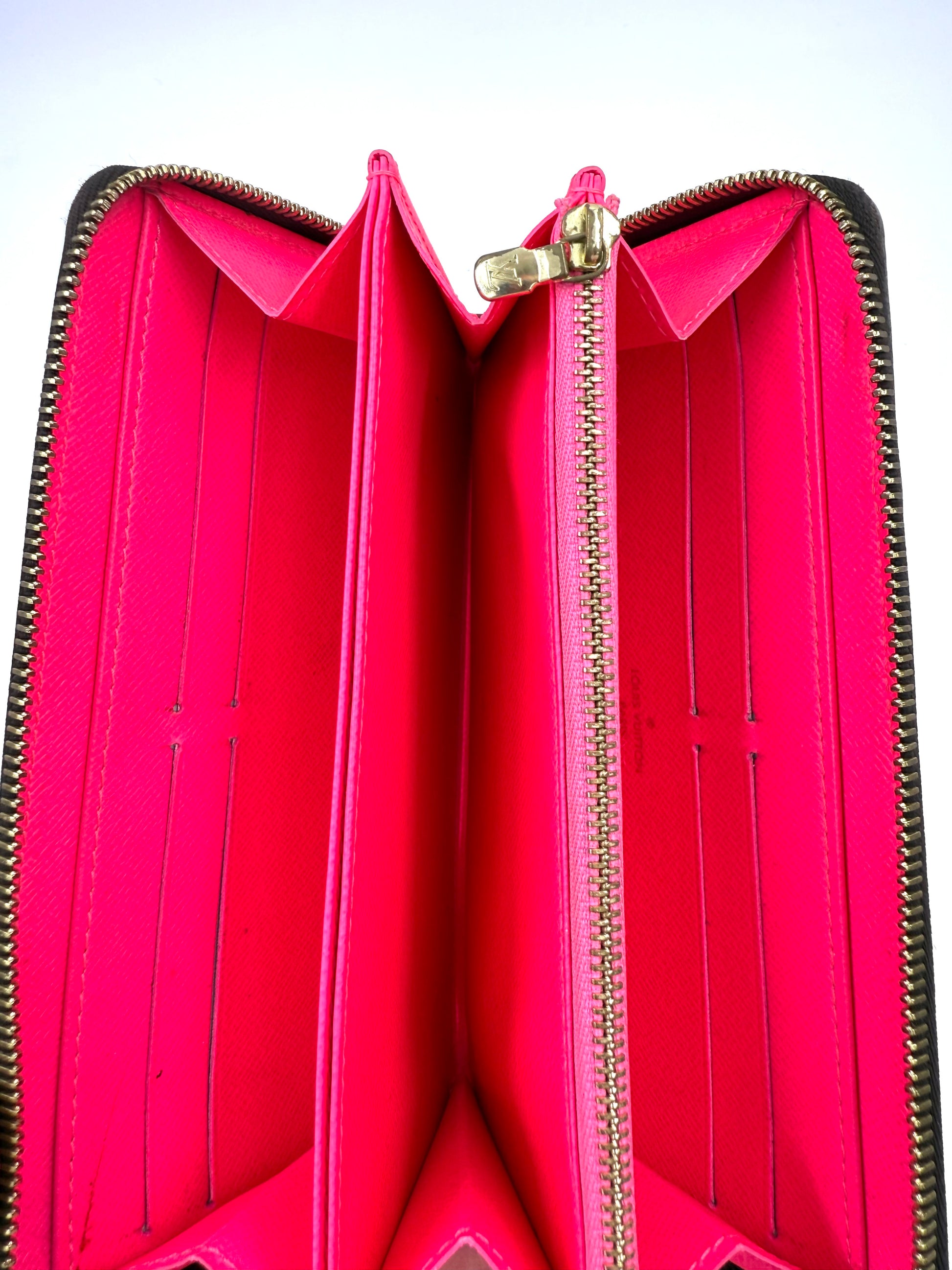 LOUIS VUITTON Zippy Grafitti x Stephen Sprouse Portemonnaie mit rotem Innenfutter und mehreren Kartenfächern, neuwertig.