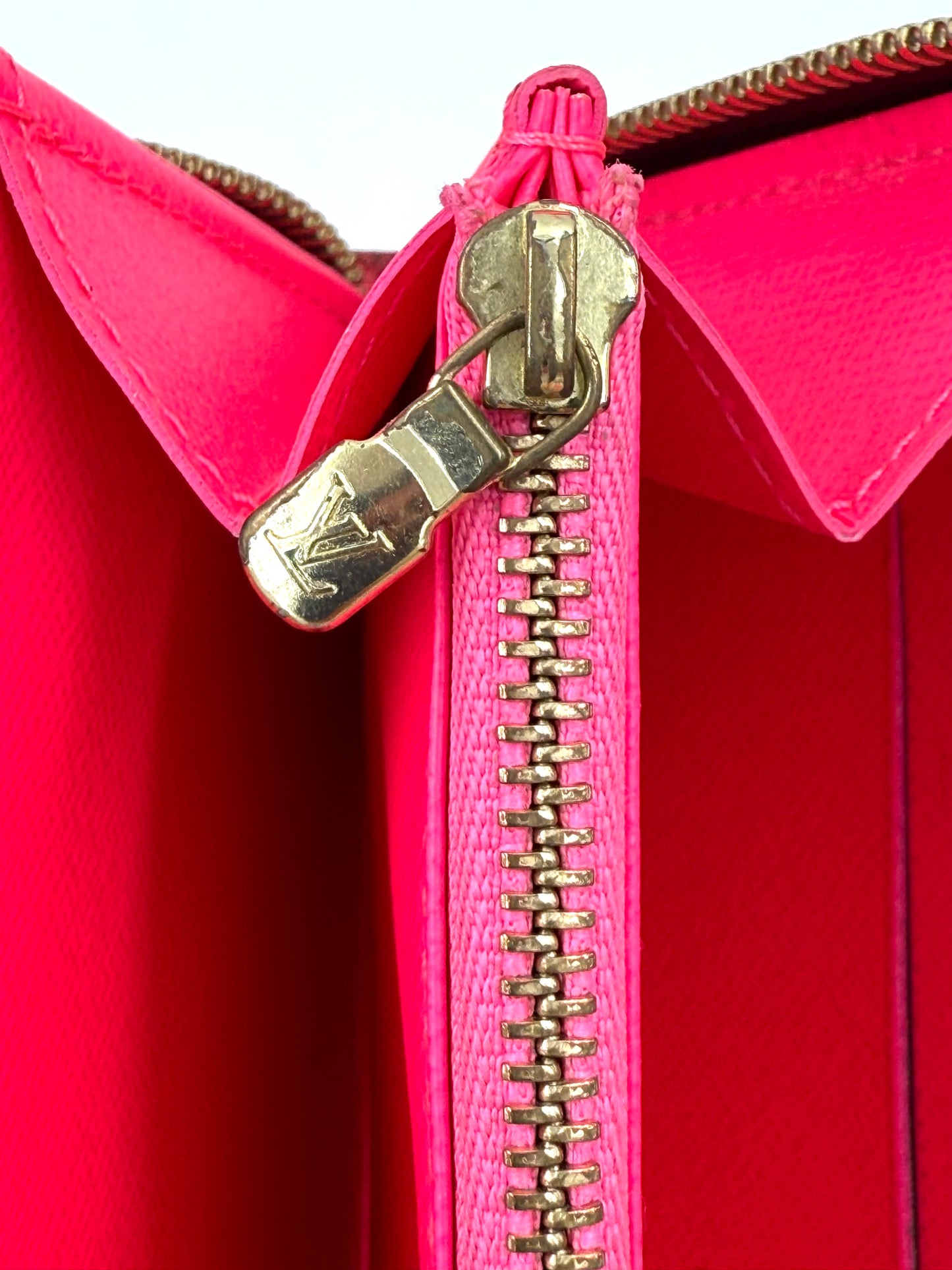 LOUIS VUITTON Zippy Grafitti x Stephen Sprouse Portemonnaie mit rotem Lederinnenfutter und LV Reißverschluss in neuwertigem Zustand.