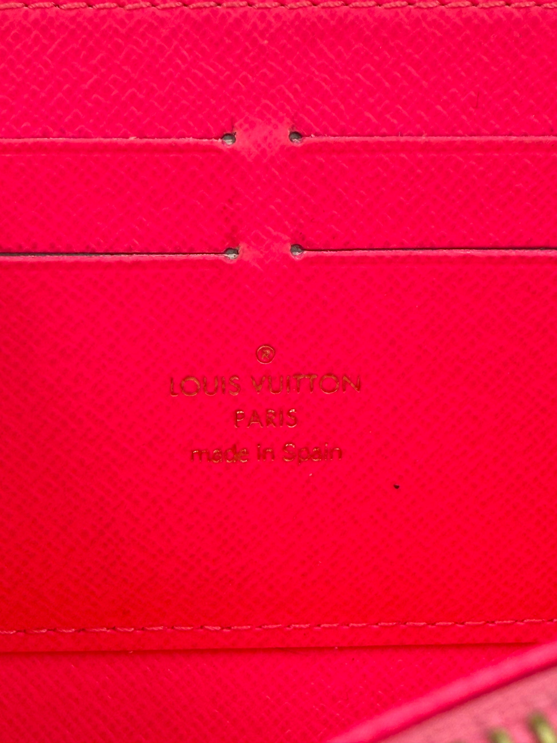 Innenansicht des LOUIS VUITTON Zippy Grafitti x Stephen Sprouse Portemonnaie mit rotem Leder und Prägung.