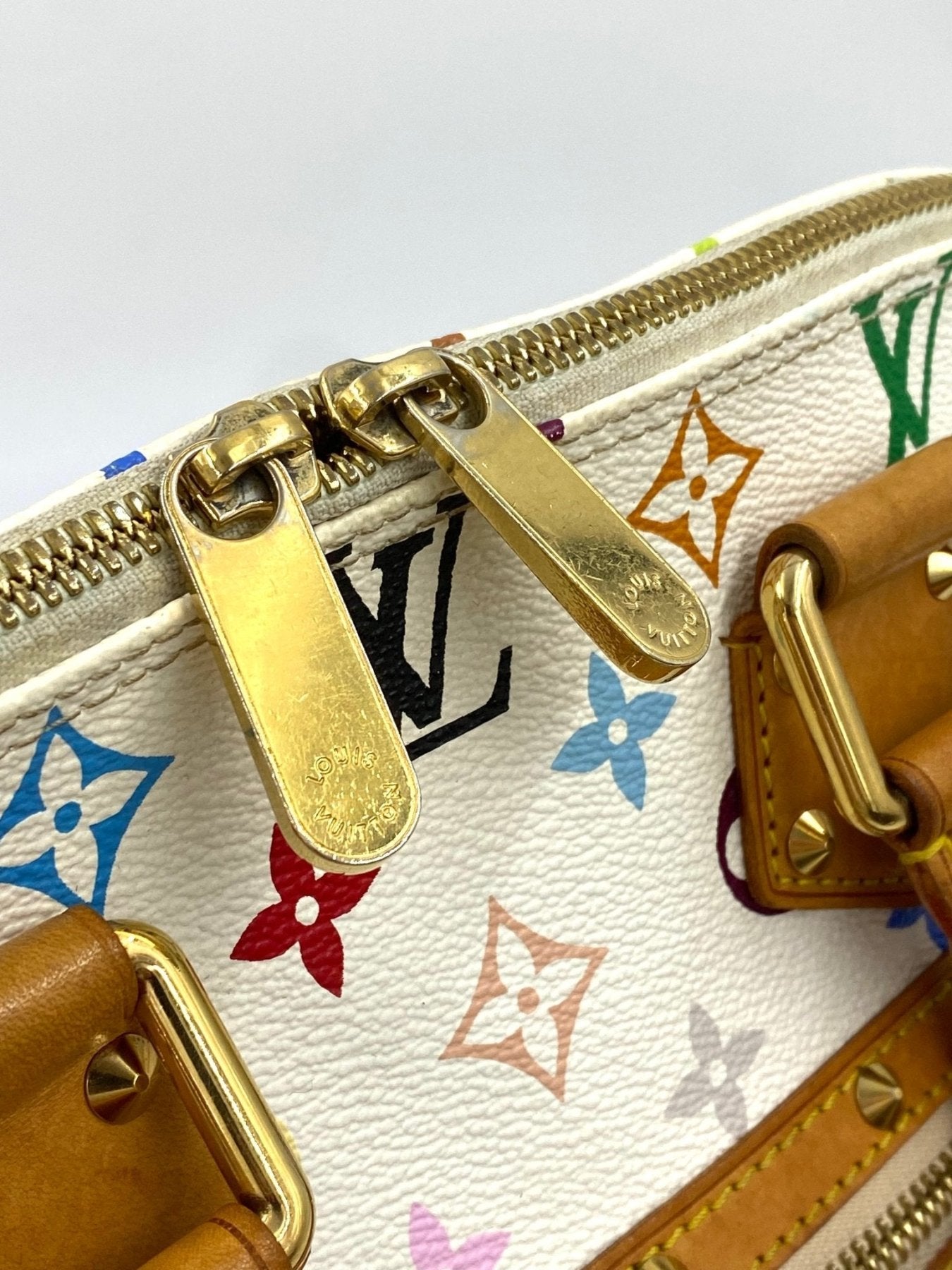 Louis Vuitton Alma Multicolor Handtasche mit buntem Monogram-Muster, goldenen Reissverschlussen und Ledergriffen