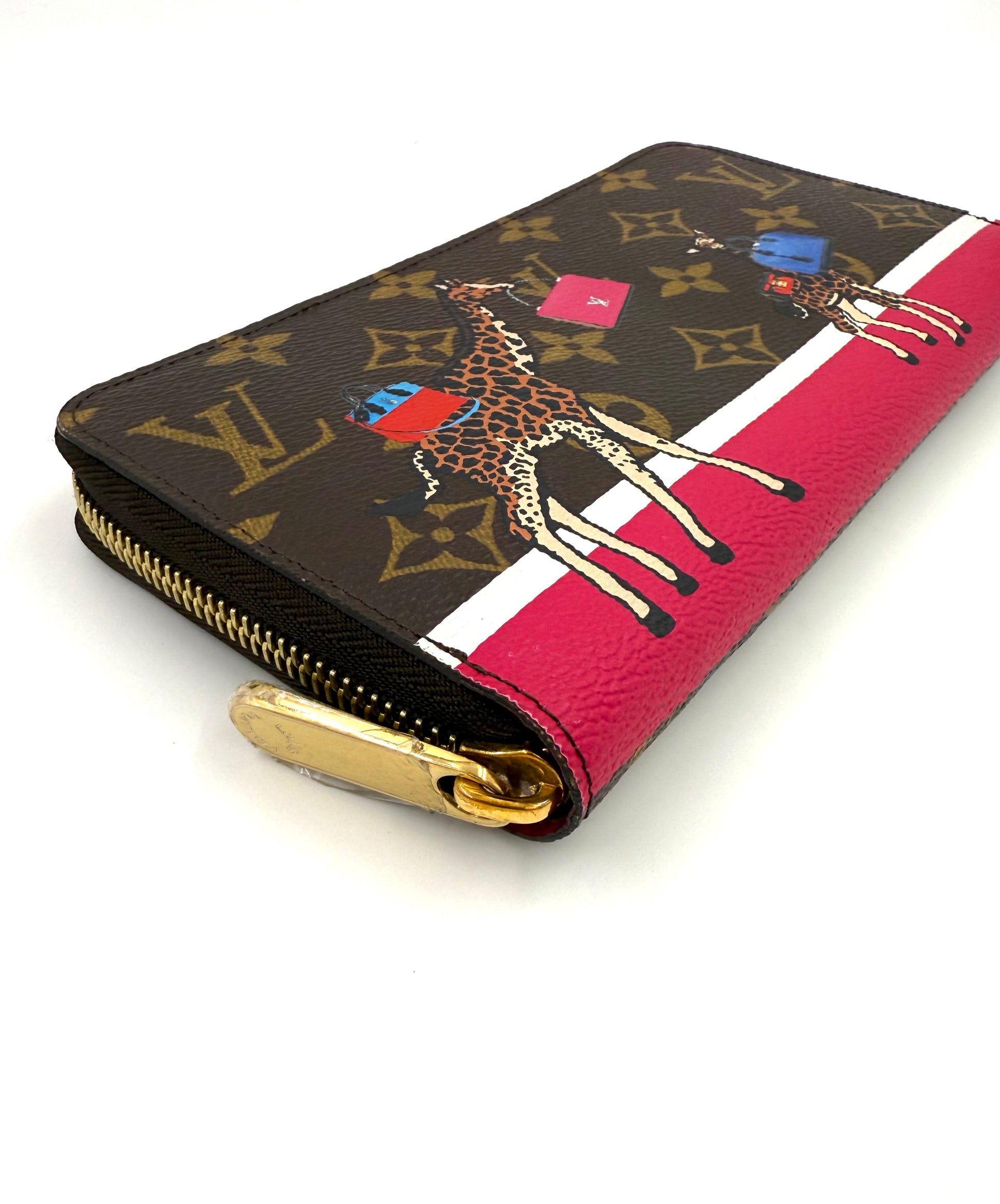 LOUIS VUITTON Zippy xmas Animation 2017 Geldbörse aus Canvas mit Giraffenmuster und glänzendem Reißverschluss.