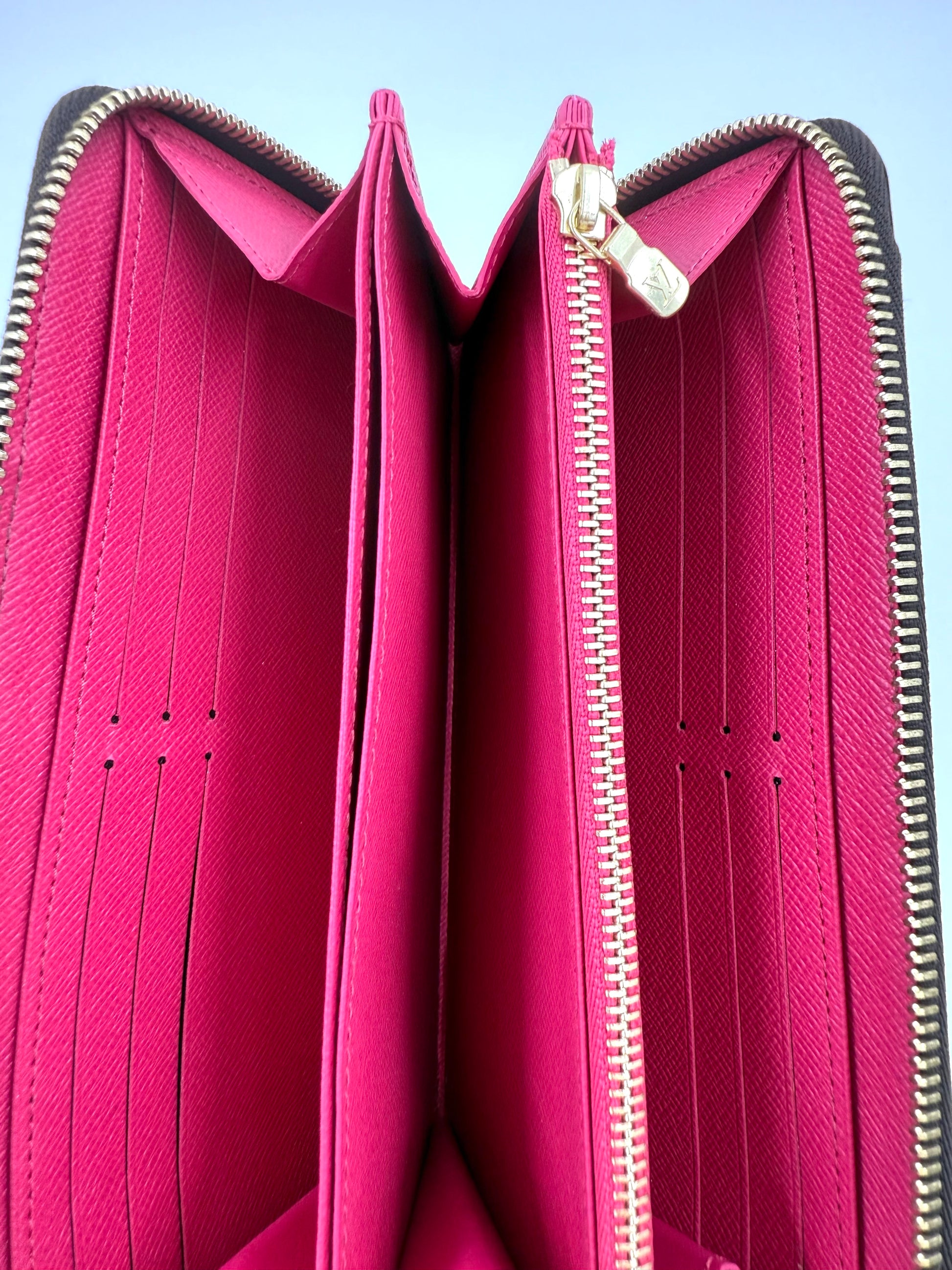 LOUIS VUITTON Zippy xmas Animation 2017 Geldbörse aus Canvas mit pinkem Innenfutter und glänzendem Reißverschluss.