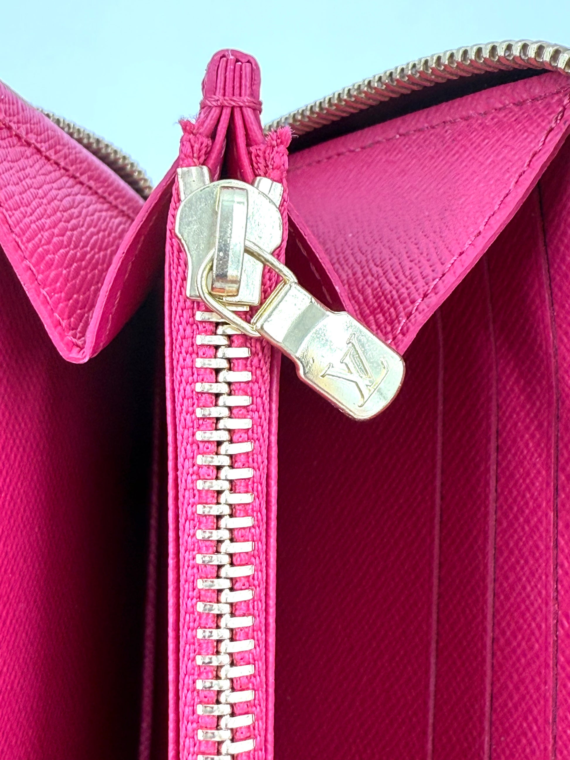 Nahaufnahme des Reißverschlusses des LOUIS VUITTON Zippy xmas Animation 2017 Geldbeutels in neuwertigem Zustand