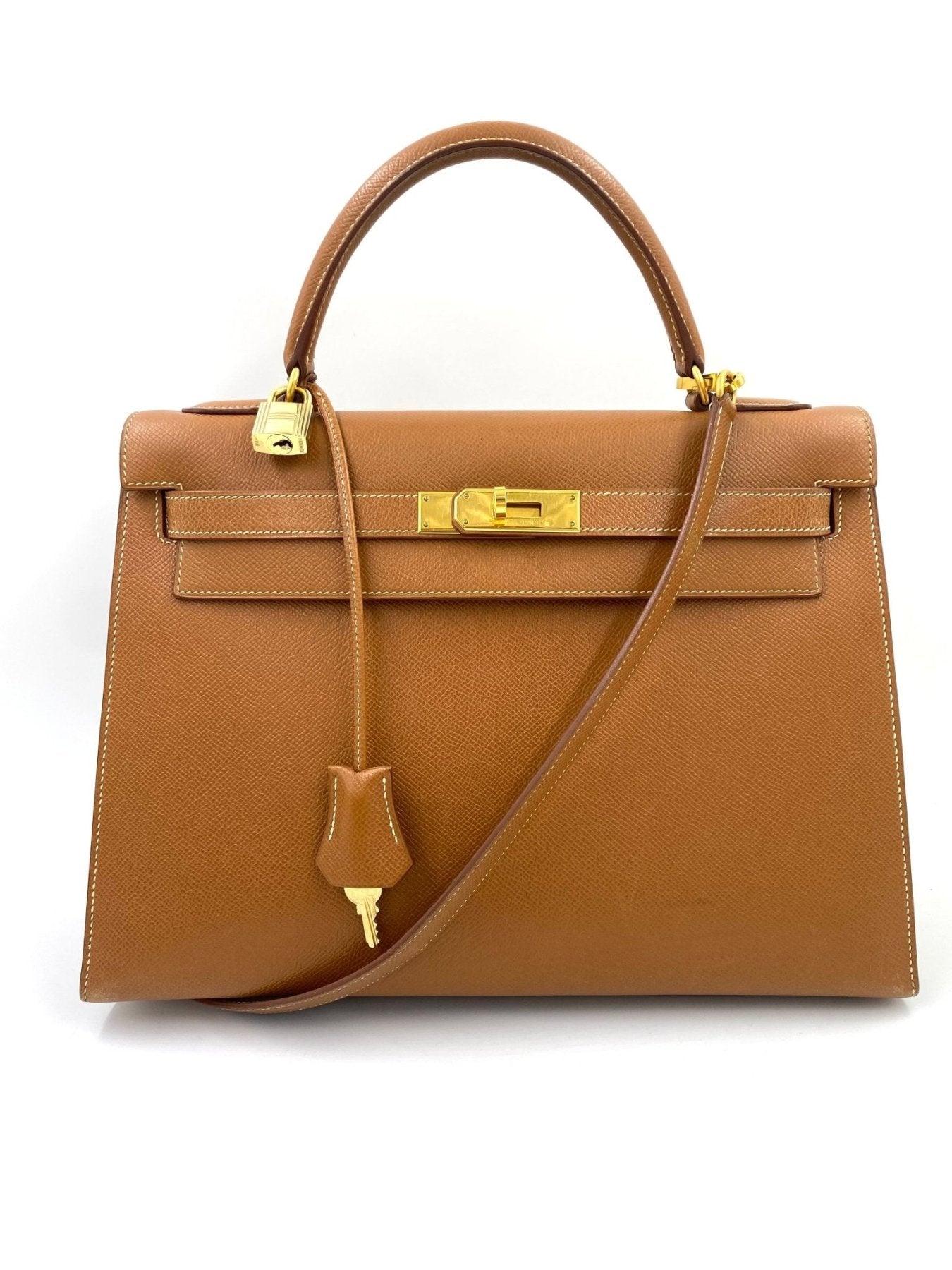 HERMÈS Kelly 32 Veau Graine Courchevel Gold mit Schulterriemen - Clutch & Macarons - B im Quadrat, 1998 - Clutch & Macarons -