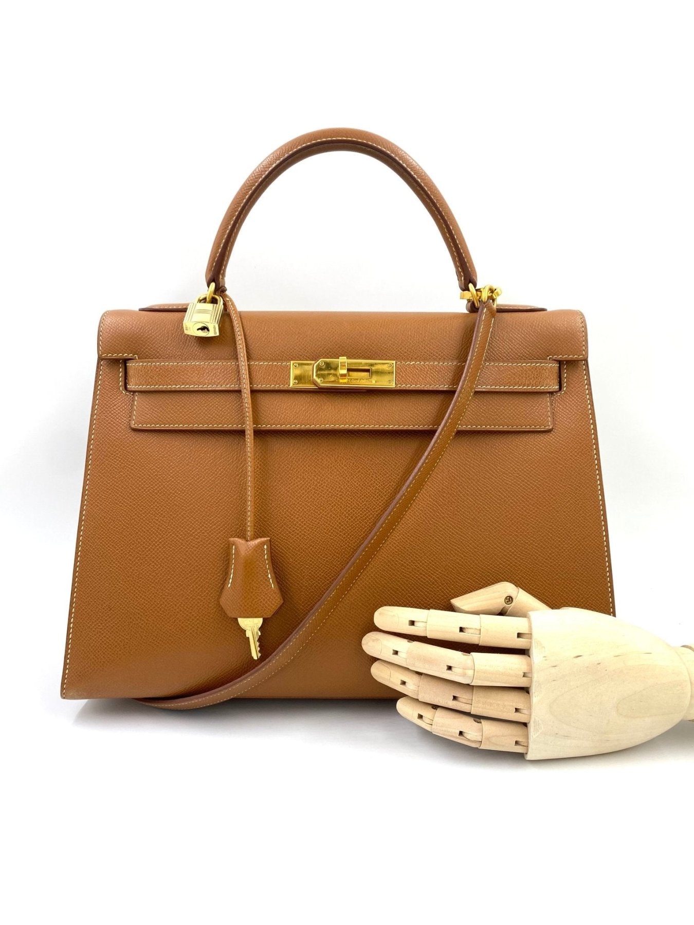 HERMÈS Kelly 32 Veau Graine Courchevel Gold mit Schulterriemen - Clutch & Macarons - B im Quadrat, 1998 - Clutch & Macarons -