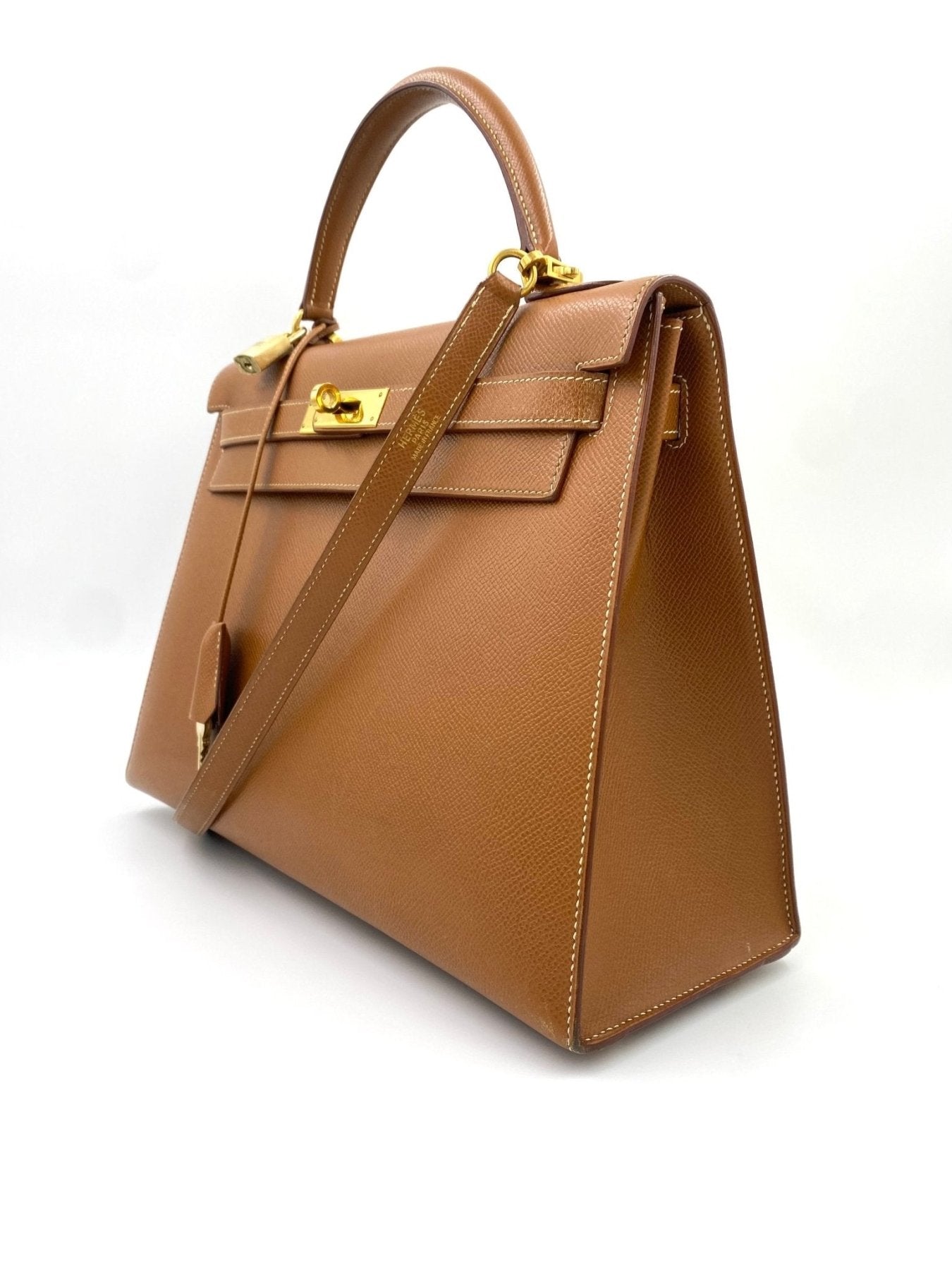 HERMÈS Kelly 32 Veau Graine Courchevel Gold mit Schulterriemen - Clutch & Macarons - B im Quadrat, 1998 - Clutch & Macarons -