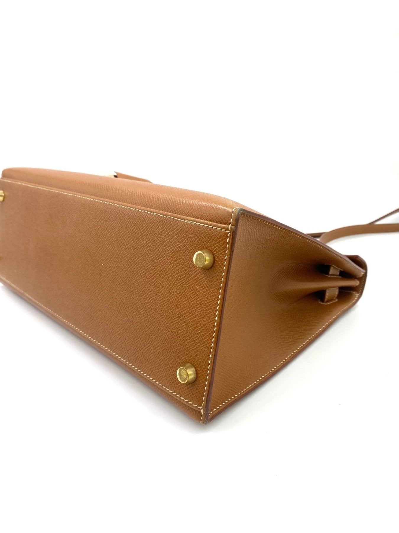 HERMÈS Kelly 32 Veau Graine Courchevel Gold mit Schulterriemen - Clutch & Macarons - B im Quadrat, 1998 - Clutch & Macarons -