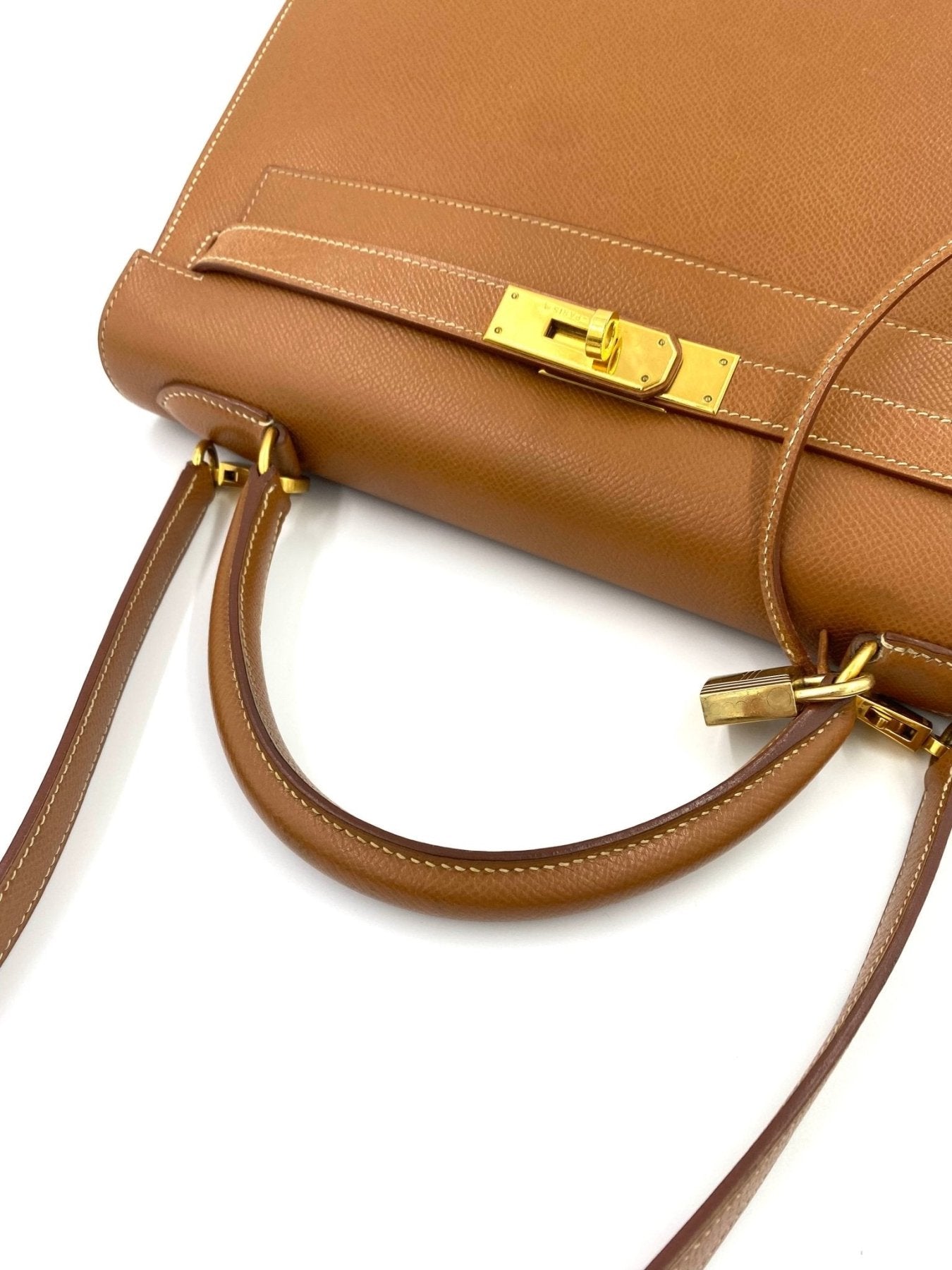 HERMÈS Kelly 32 Veau Graine Courchevel Gold mit Schulterriemen - Clutch & Macarons - B im Quadrat, 1998 - Clutch & Macarons -