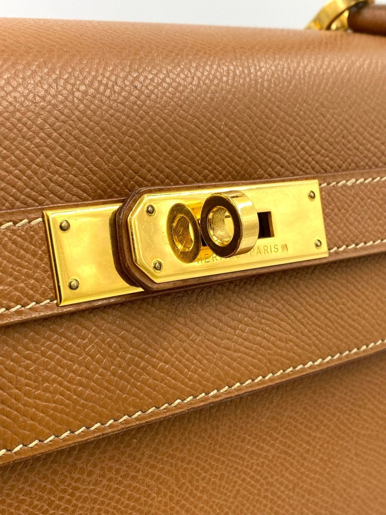 HERMÈS Kelly 32 Veau Graine Courchevel Gold mit Schulterriemen - Clutch & Macarons - B im Quadrat, 1998 - Clutch & Macarons -