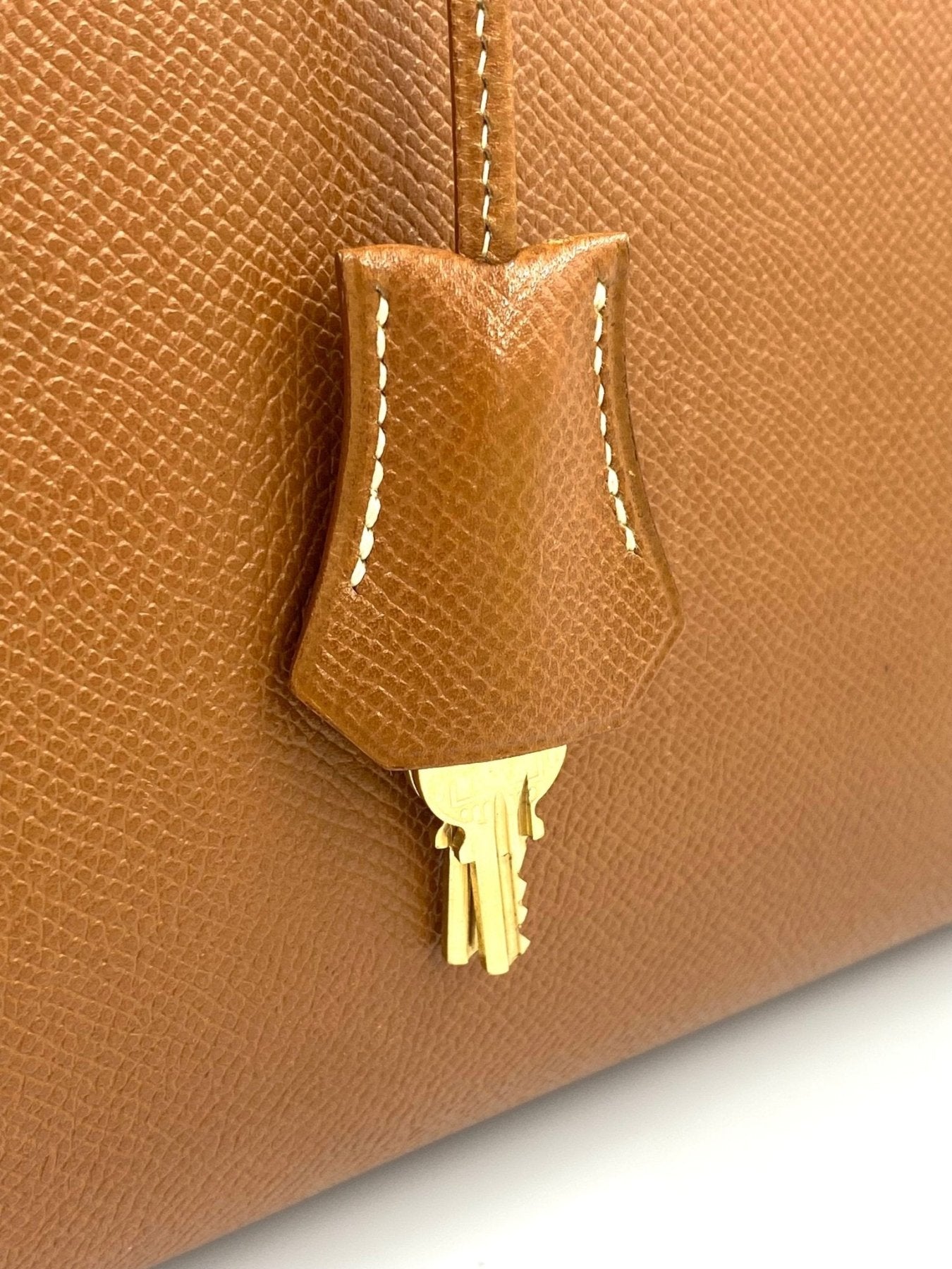 HERMÈS Kelly 32 Veau Graine Courchevel Gold mit Schulterriemen - Clutch & Macarons - B im Quadrat, 1998 - Clutch & Macarons -