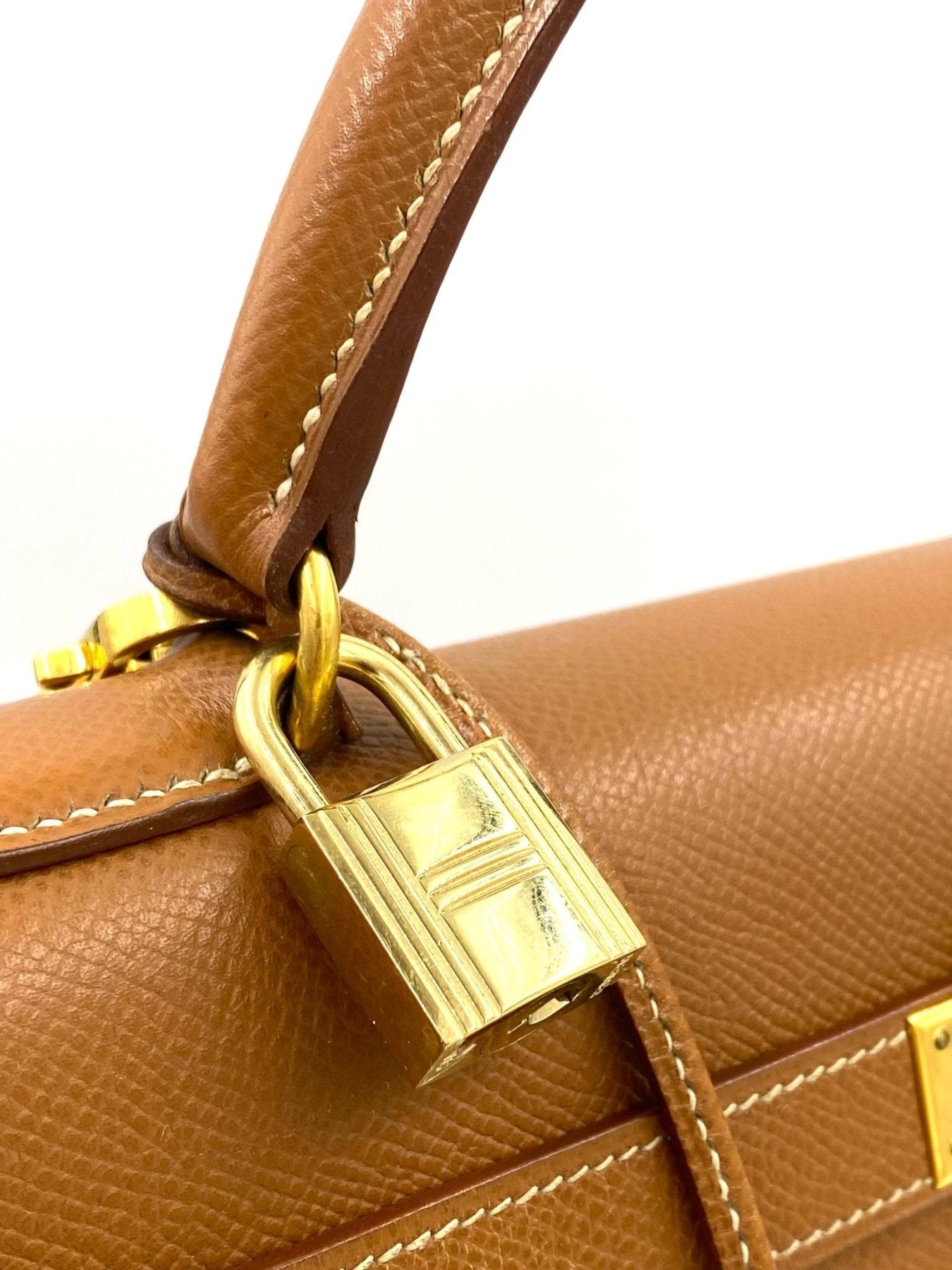 HERMÈS Kelly 32 Veau Graine Courchevel Gold mit Schulterriemen - Clutch & Macarons - B im Quadrat, 1998 - Clutch & Macarons -