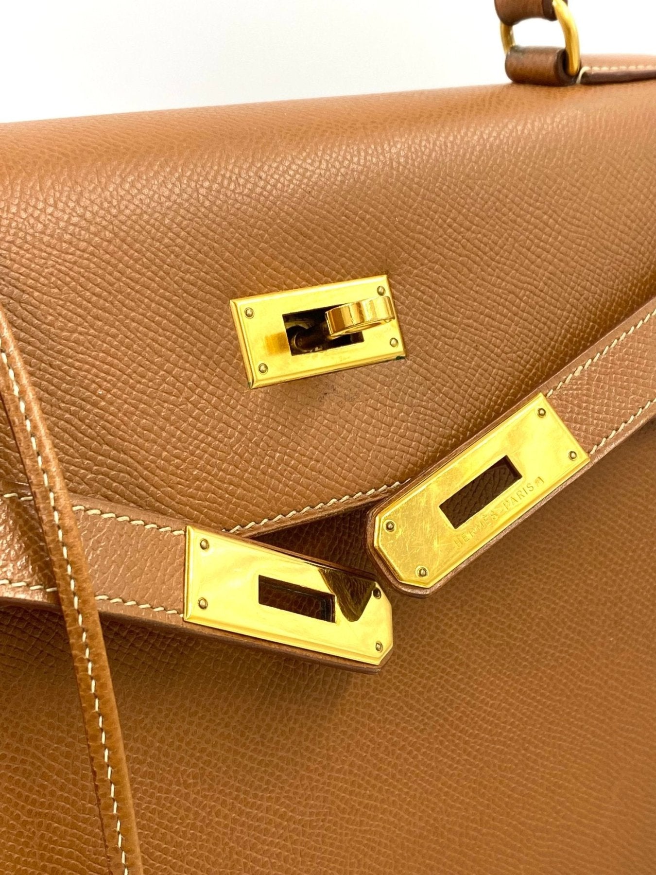 HERMÈS Kelly 32 Veau Graine Courchevel Gold mit Schulterriemen - Clutch & Macarons - B im Quadrat, 1998 - Clutch & Macarons -