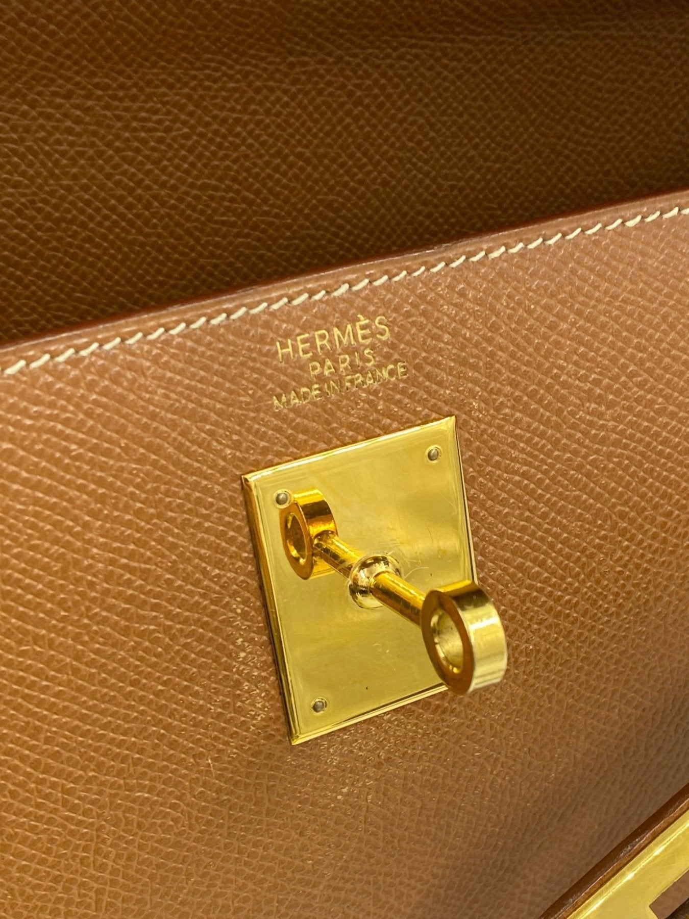 HERMÈS Kelly 32 Veau Graine Courchevel Gold mit Schulterriemen - Clutch & Macarons - B im Quadrat, 1998 - Clutch & Macarons -