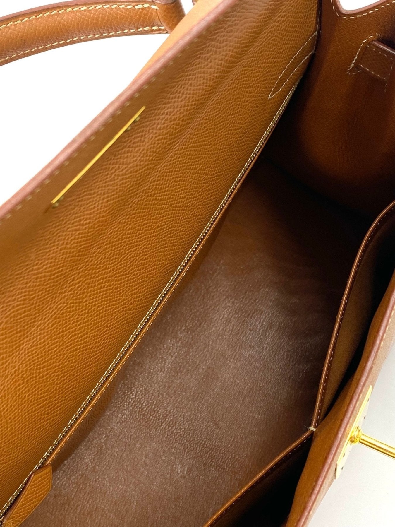 HERMÈS Kelly 32 Veau Graine Courchevel Gold mit Schulterriemen - Clutch & Macarons - B im Quadrat, 1998 - Clutch & Macarons -