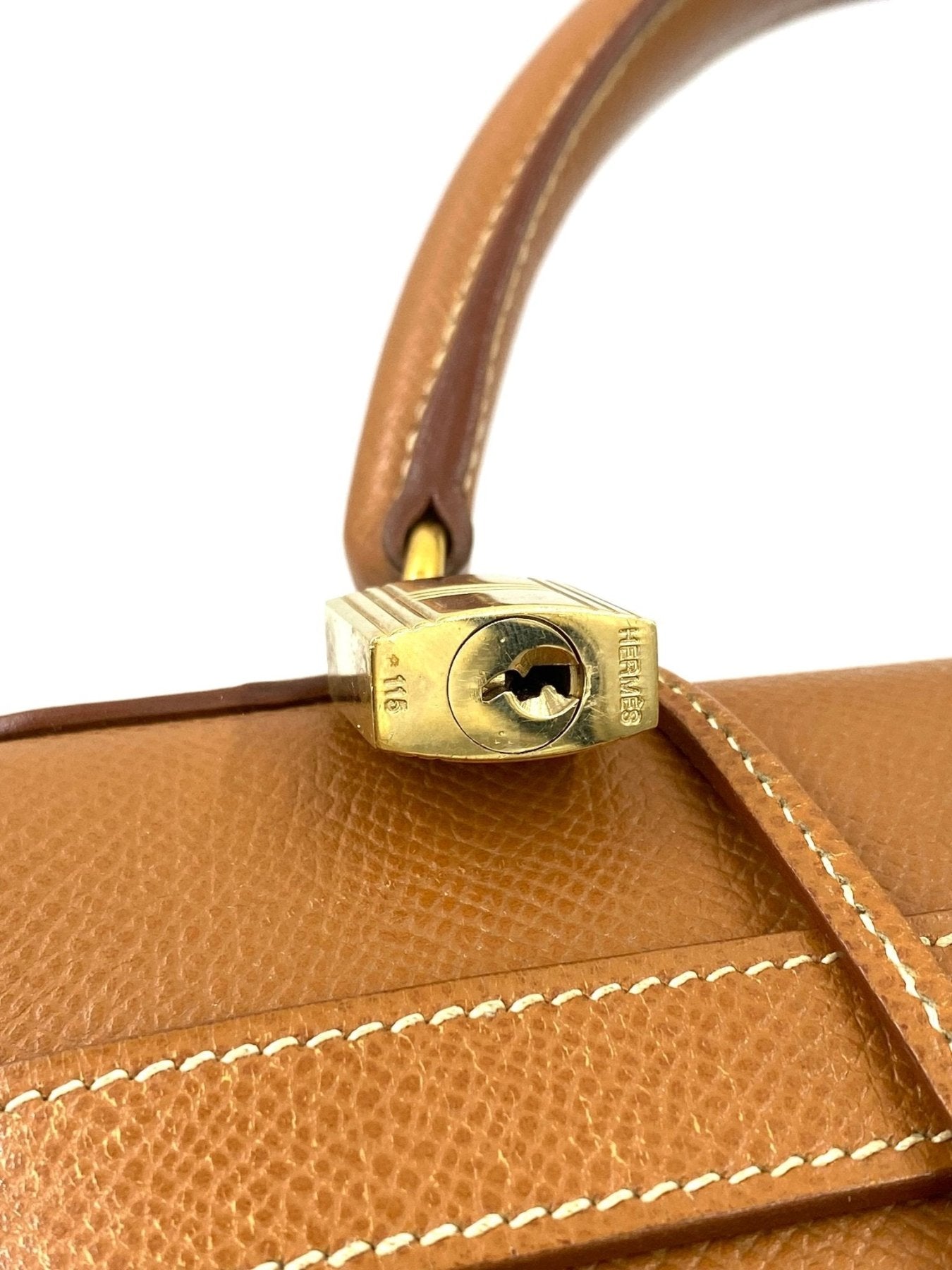 HERMÈS Kelly 32 Veau Graine Courchevel Gold mit Schulterriemen - Clutch & Macarons - B im Quadrat, 1998 - Clutch & Macarons -