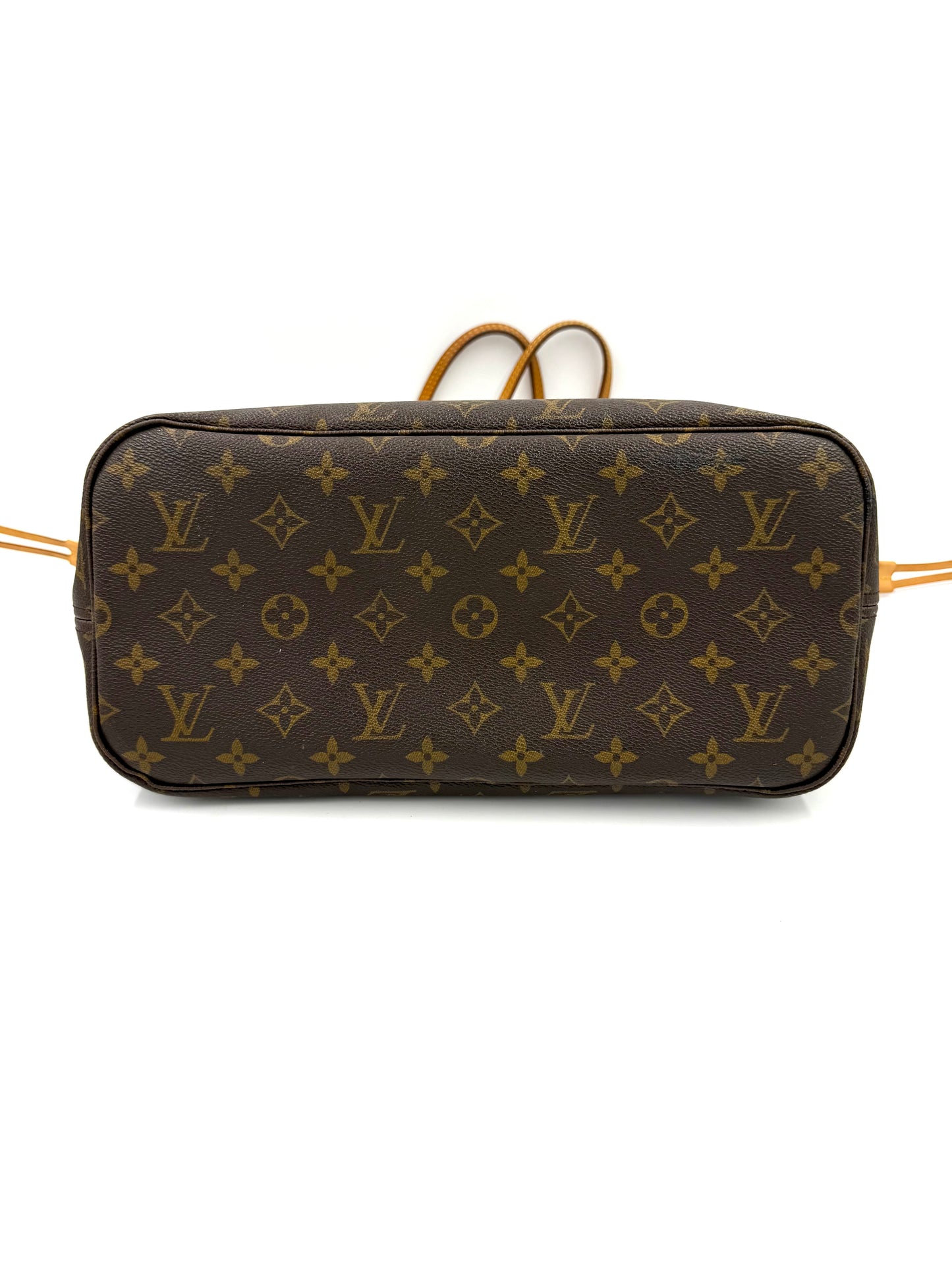 Louis Vuitton Neverfull MM Monogram Canvas Tasche von unten, klassische LV Monogram mit minimalem Abrieb am Boden.