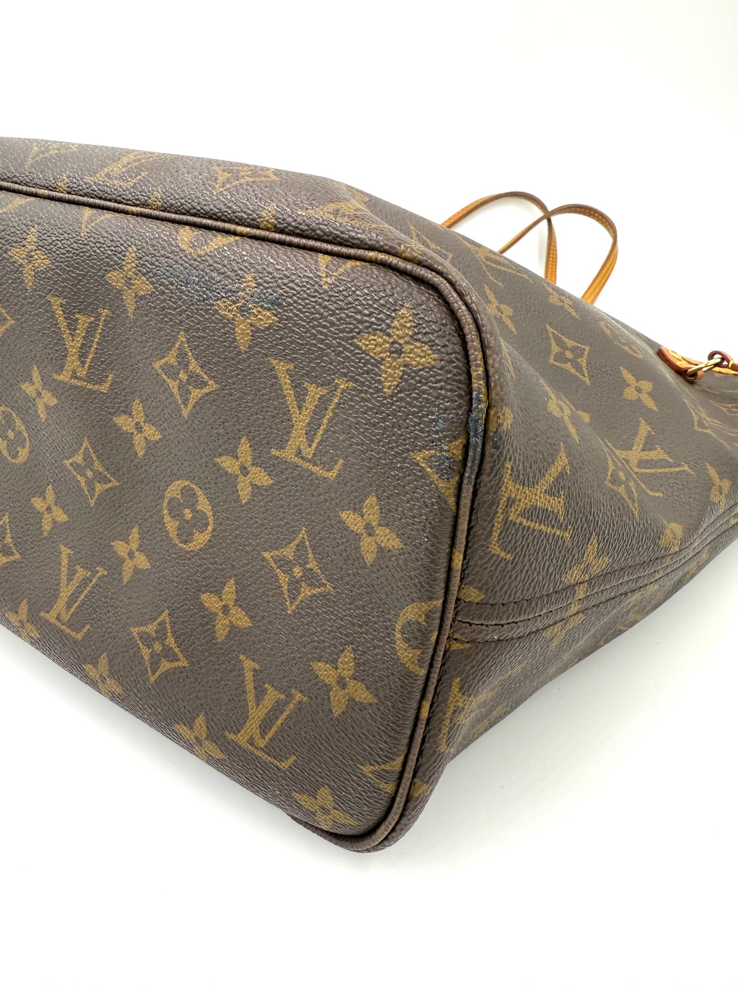 LOUIS VUITTON Neverfull MM Monogram Canvas Tasche mit klassischem braunem Monogramm und minimalem Bodenslip.