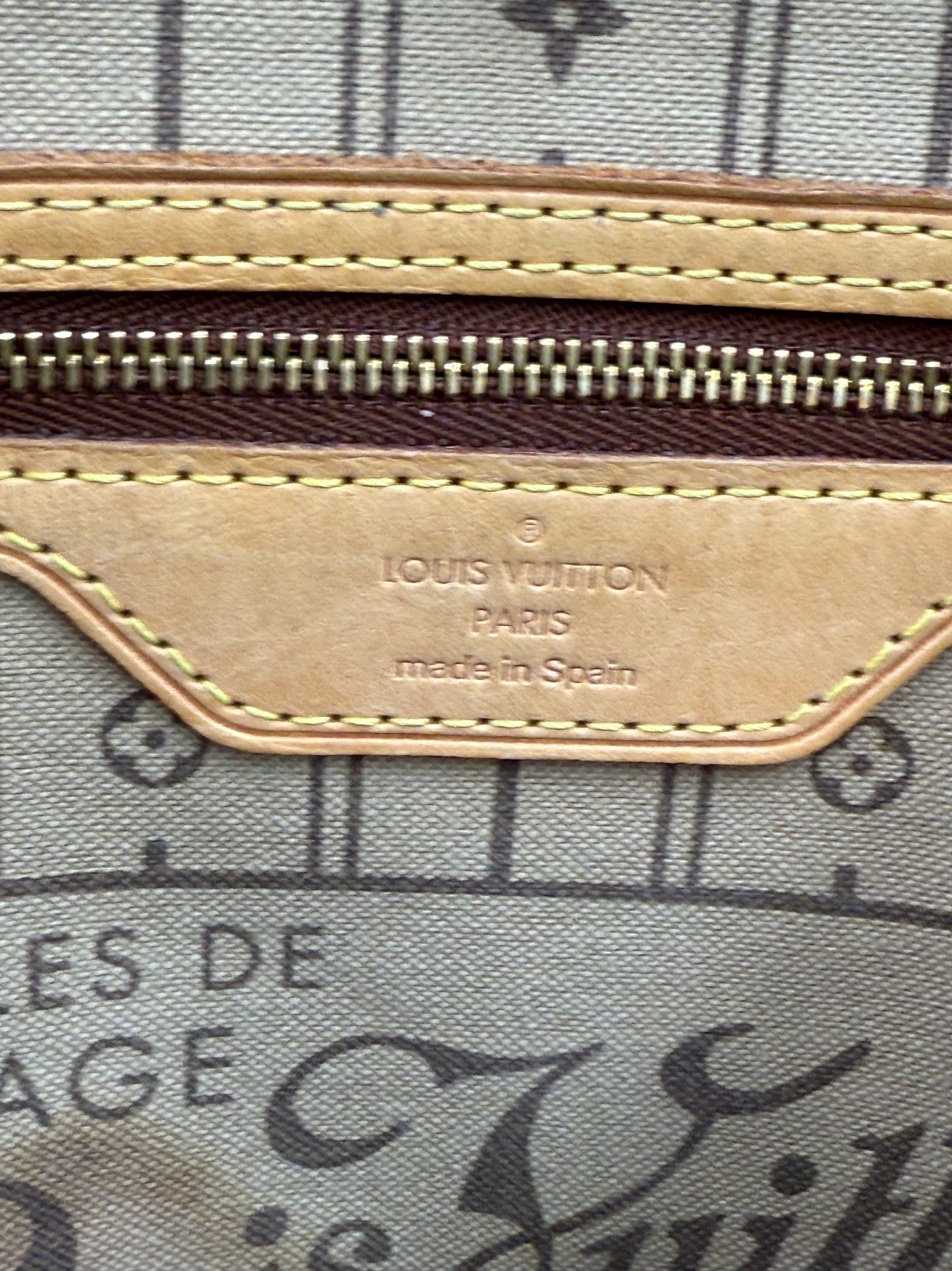 Nahaufnahme der Innenseite der Louis Vuitton Neverfull MM Monogram Canvas mit Lederetikett und Reißverschluss, Made in Spain.