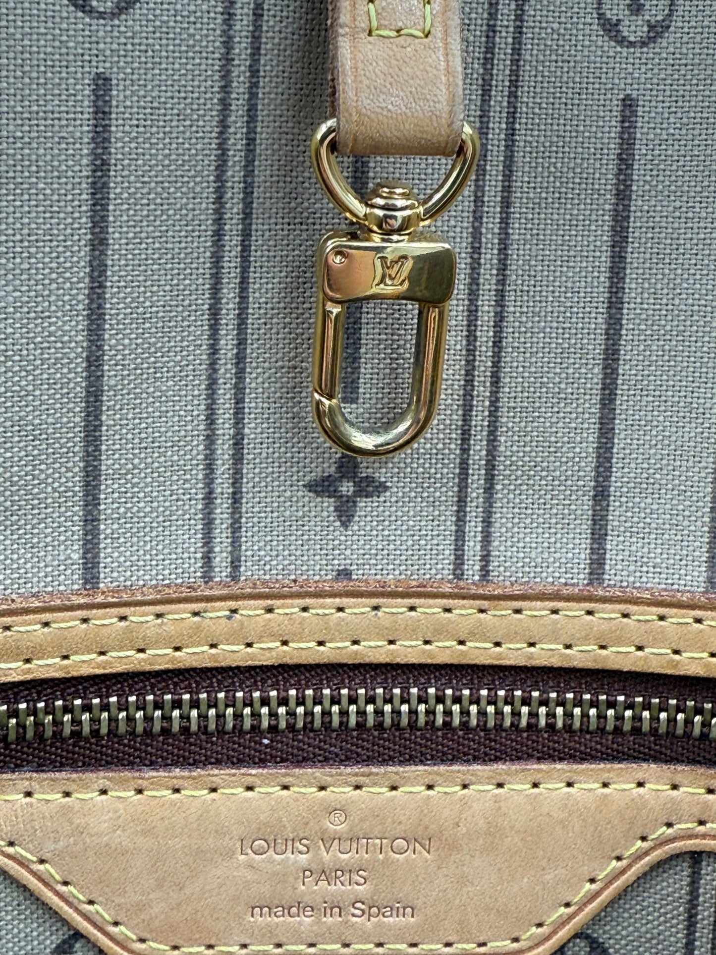 Detailaufnahme des Innenraums mit Reißverschluss und goldfarbenem LV-Haken der LOUIS VUITTON Neverfull MM Monogram Canvas Tasche.