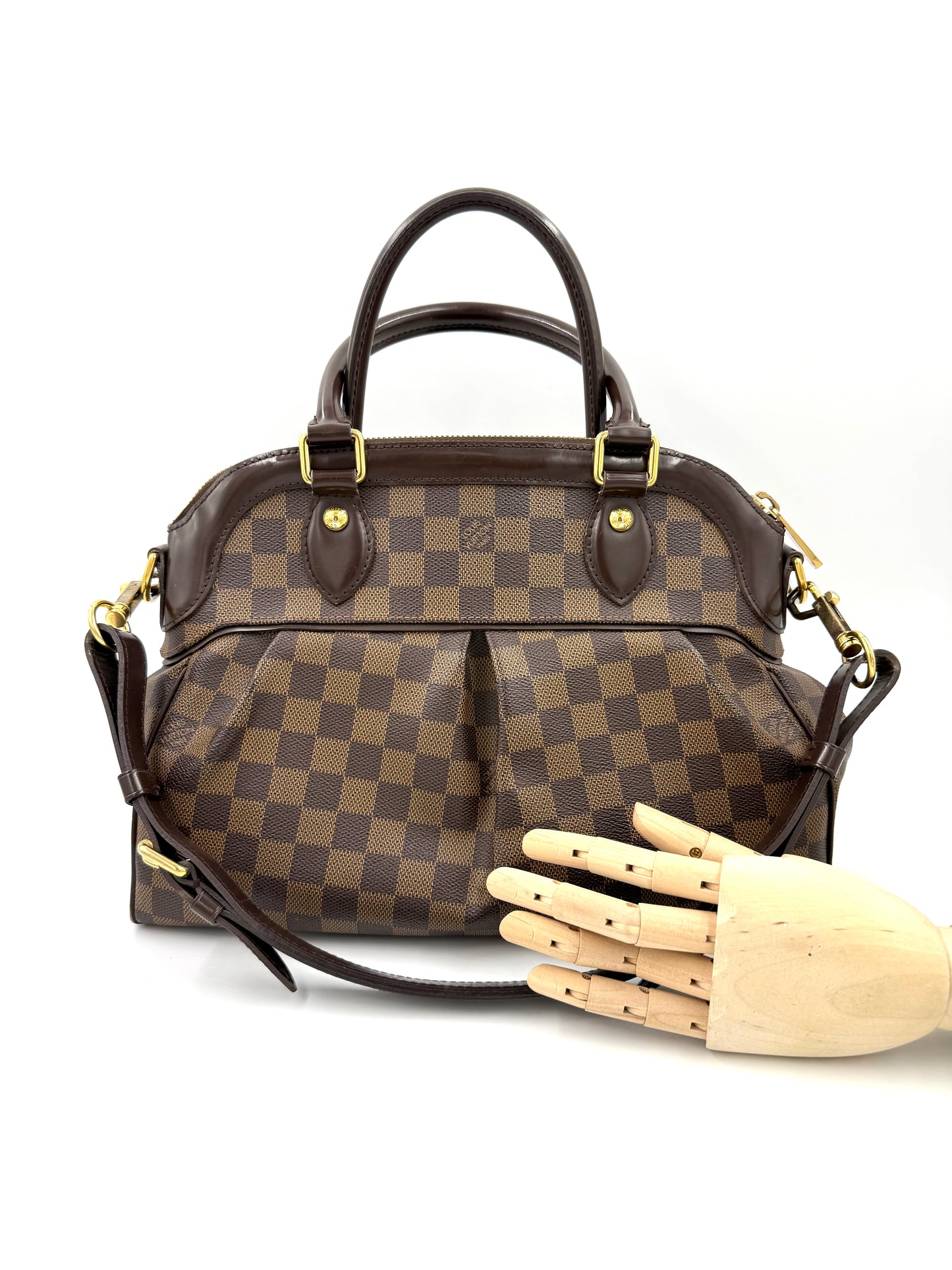 LOUIS VUITTON Trevi PM Damier Ebene Handtasche aus robustem Canvas mit braunem Schachbrettmuster und Ledergriffen.