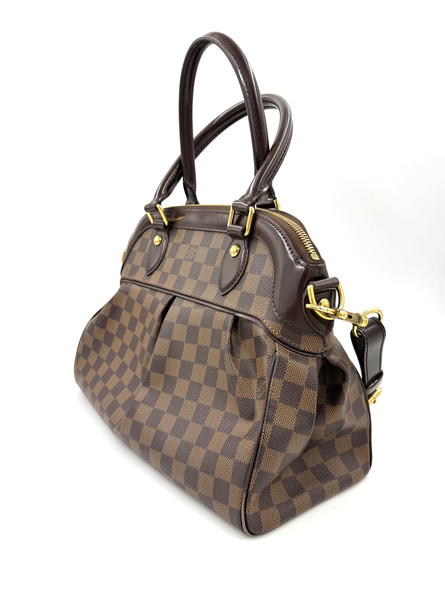 LOUIS VUITTON Trevi PM Damier Ebene Handtasche aus robustem Canvas mit braunem Schachbrettmuster und goldenen Beschlägen.