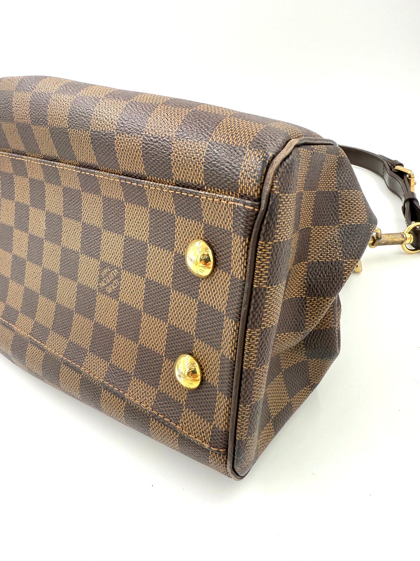 LOUIS VUITTON Trevi PM Damier Ebene in gut erhaltenem Canvas mit goldenen Metallbeschlägen und verstellbarem Schulterriemen.