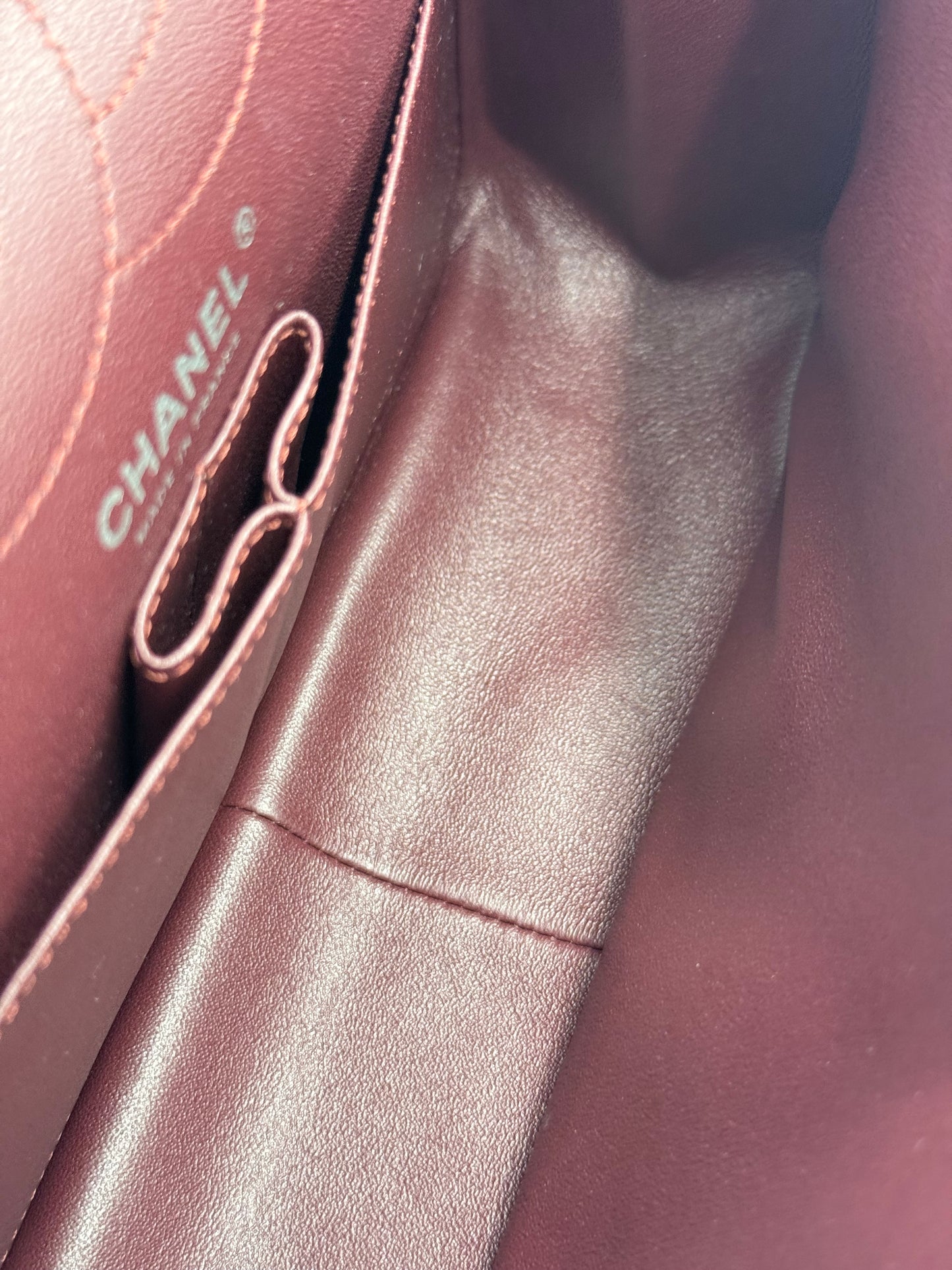 CHANEL 2.55 Double Flap schwarz SHW Innenansicht mit bordeauxrotem Lederfutter und Logo-Stick in neuwertigem Zustand.