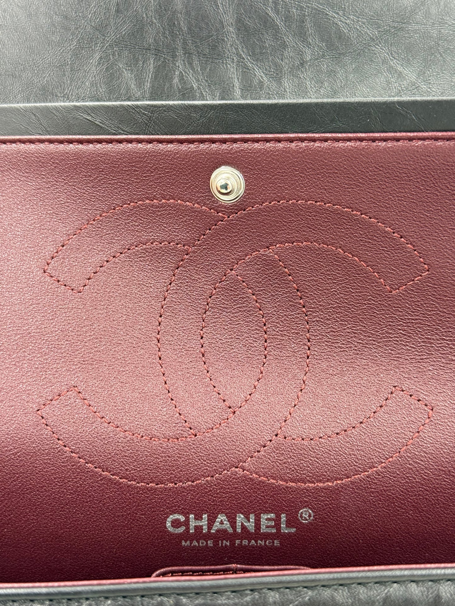 CHANEL 2.55 Double Flap schwarz SHW mit bordeauxrotem Innenfutter und geprägtem CC-Logo, neuwertig aus 2019.