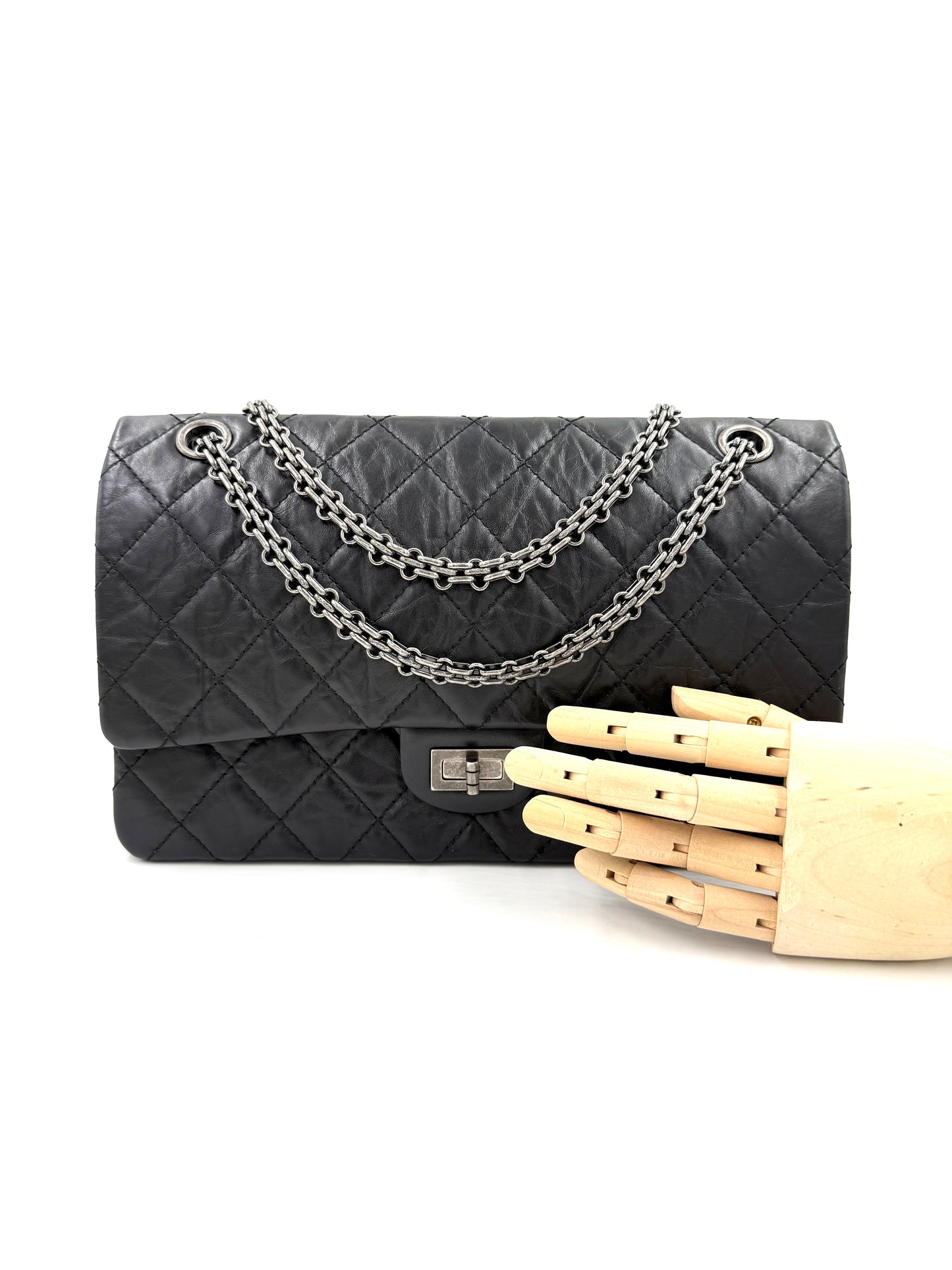 CHANEL 2.55 Double Flap schwarz SHW aus gealtertem Kalbsleder mit antik-silberfarbener Kette und Mademoiselle-Lock.