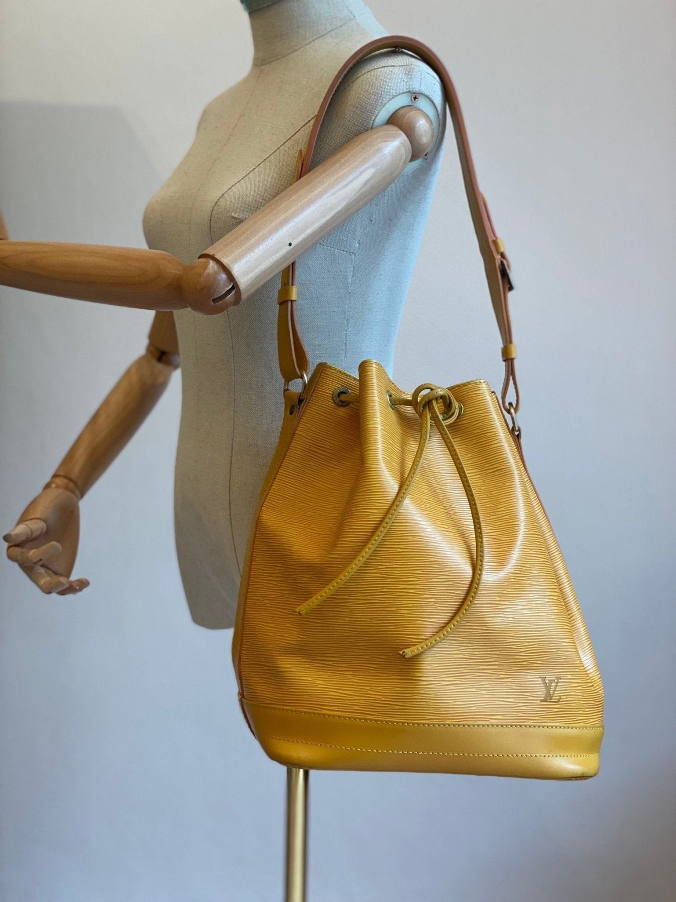 Louis Vuitton Noe Grande Epi Beuteltasche in strahlendem Gelb auf Schneiderpuppe, mit verstellbarem Lederriemen und Zugverschluss