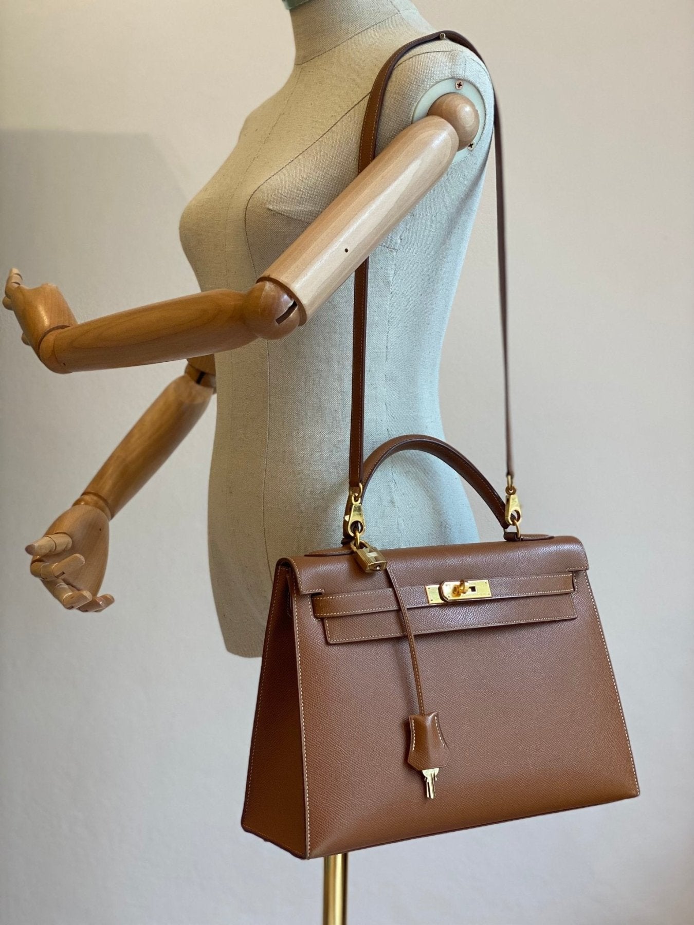 HERMÈS Kelly 32 Veau Graine Courchevel Gold mit Schulterriemen - Clutch & Macarons - B im Quadrat, 1998 - Clutch & Macarons -