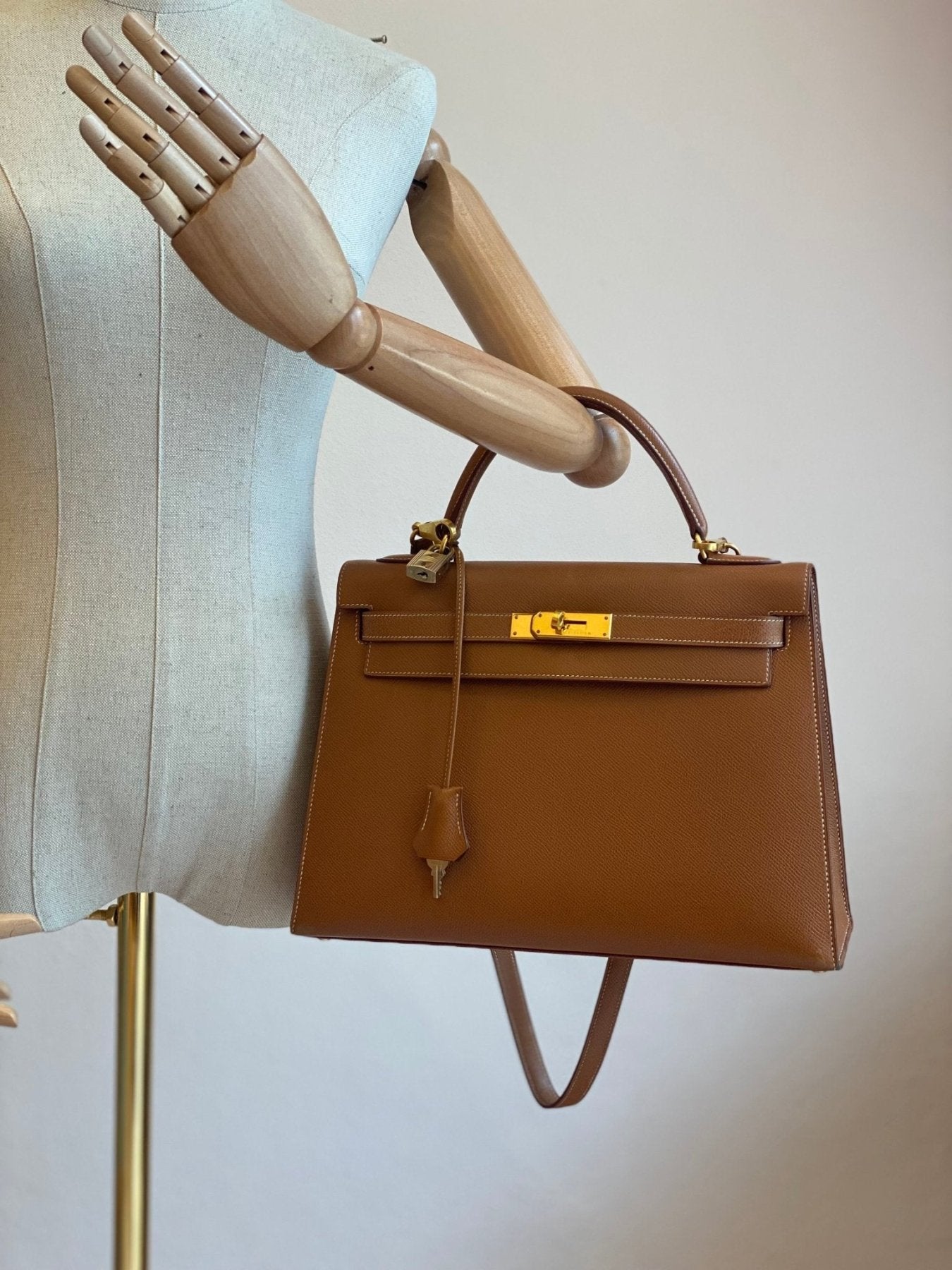 HERMÈS Kelly 32 Veau Graine Courchevel Gold mit Schulterriemen - Clutch & Macarons - B im Quadrat, 1998 - Clutch & Macarons -