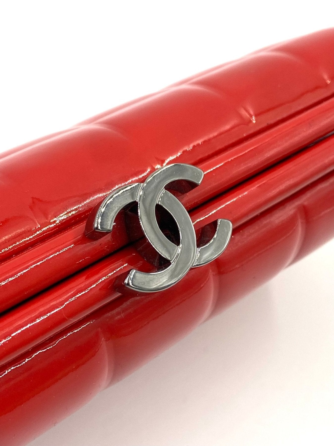 CHANEL Patent Chocolate Bar Clutch rouge - Clutch & Macarons - 11848652 - Clutch & Macarons -