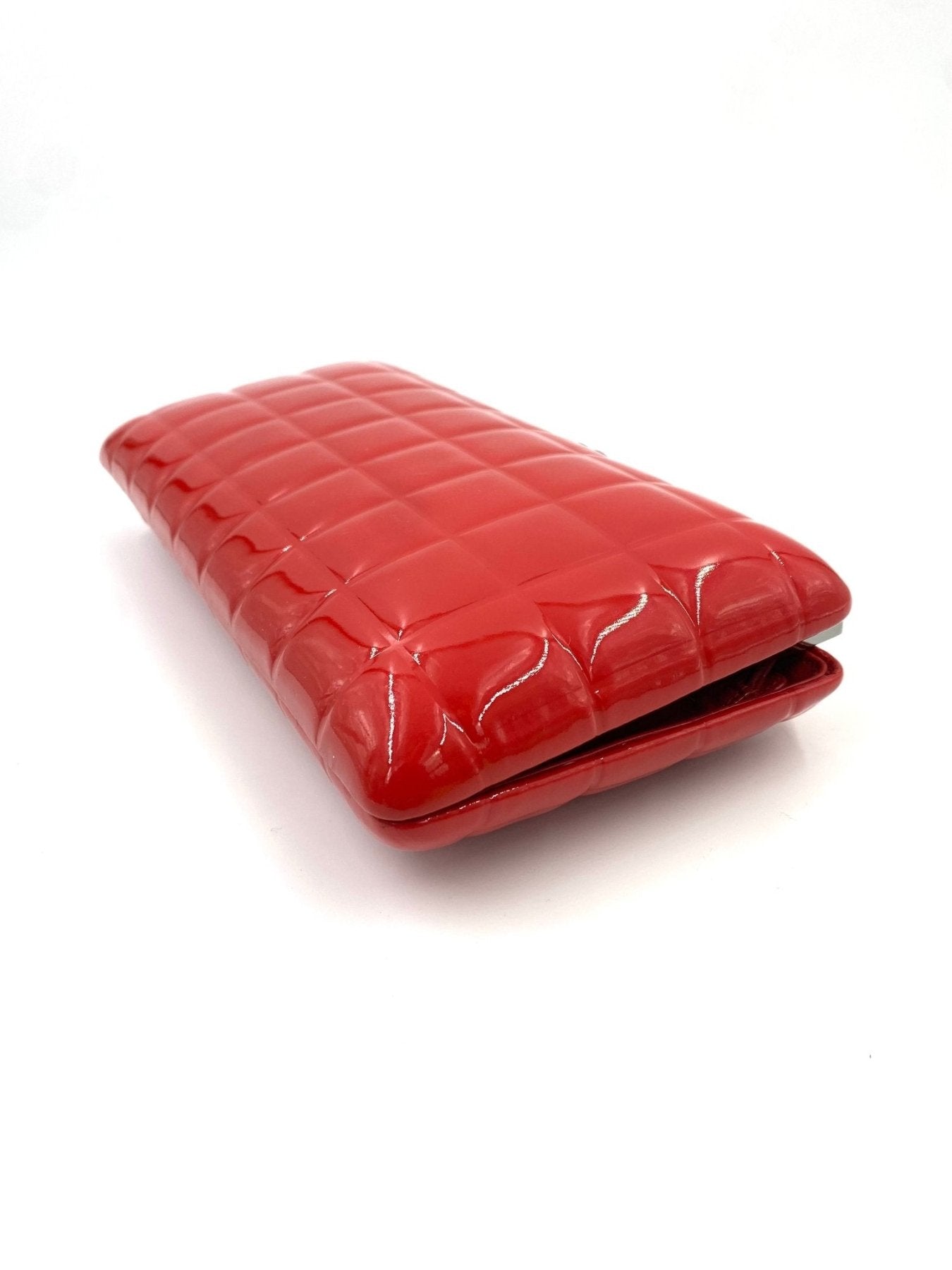 CHANEL Patent Chocolate Bar Clutch rouge - Clutch & Macarons - 11848652 - Clutch & Macarons -