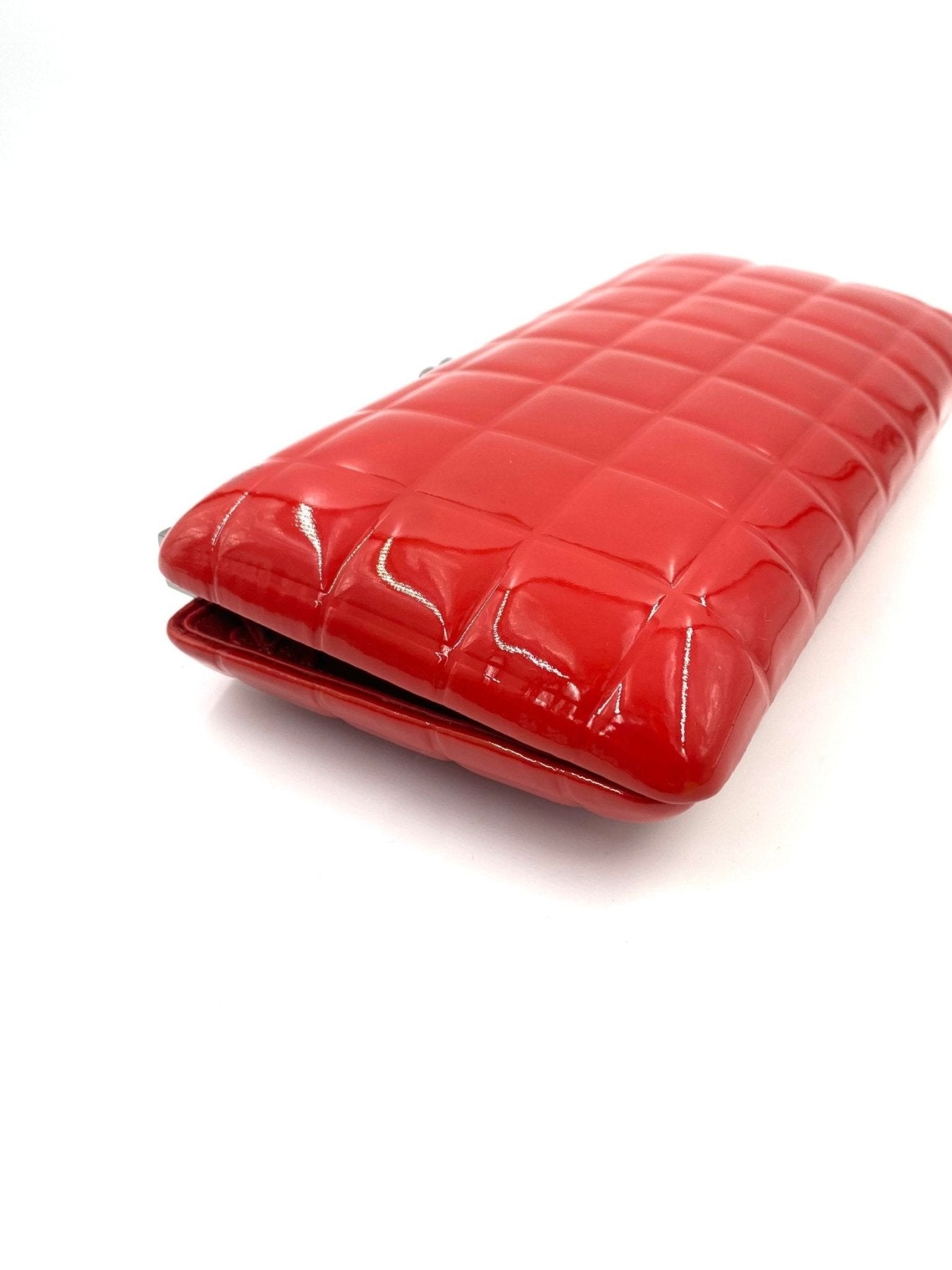 CHANEL Patent Chocolate Bar Clutch rouge - Clutch & Macarons - 11848652 - Clutch & Macarons -