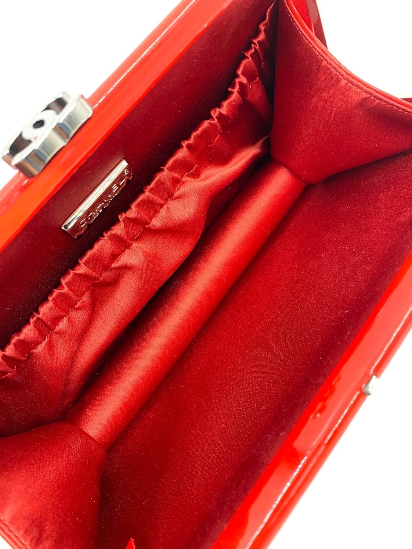 CHANEL Patent Chocolate Bar Clutch rouge - Clutch & Macarons - 11848652 - Clutch & Macarons -