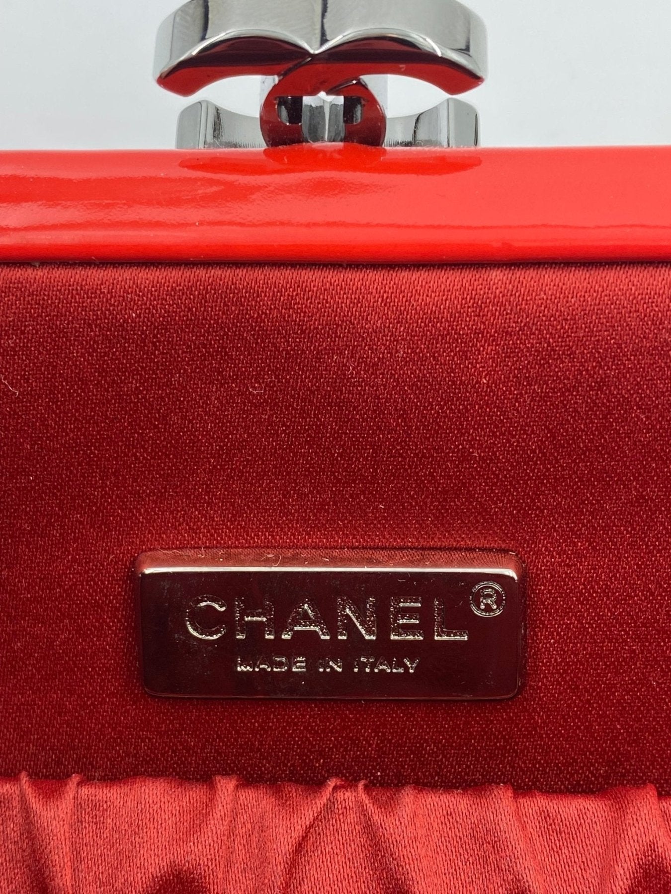 CHANEL Patent Chocolate Bar Clutch rouge - Clutch & Macarons - 11848652 - Clutch & Macarons -